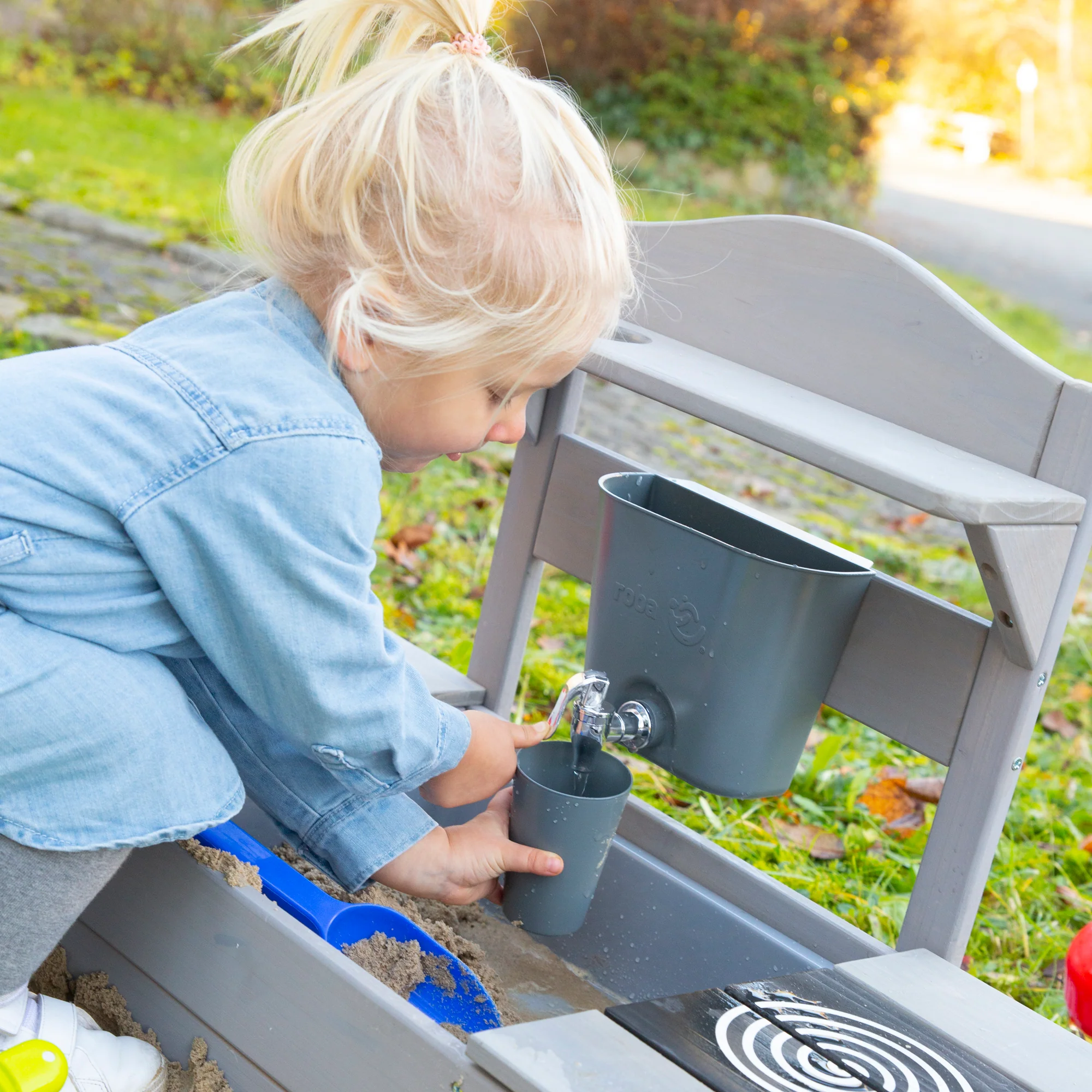 Cocina móvil de juego y barro con BBQ para niños - Madera certificada FSC - Acabado en gris grabado