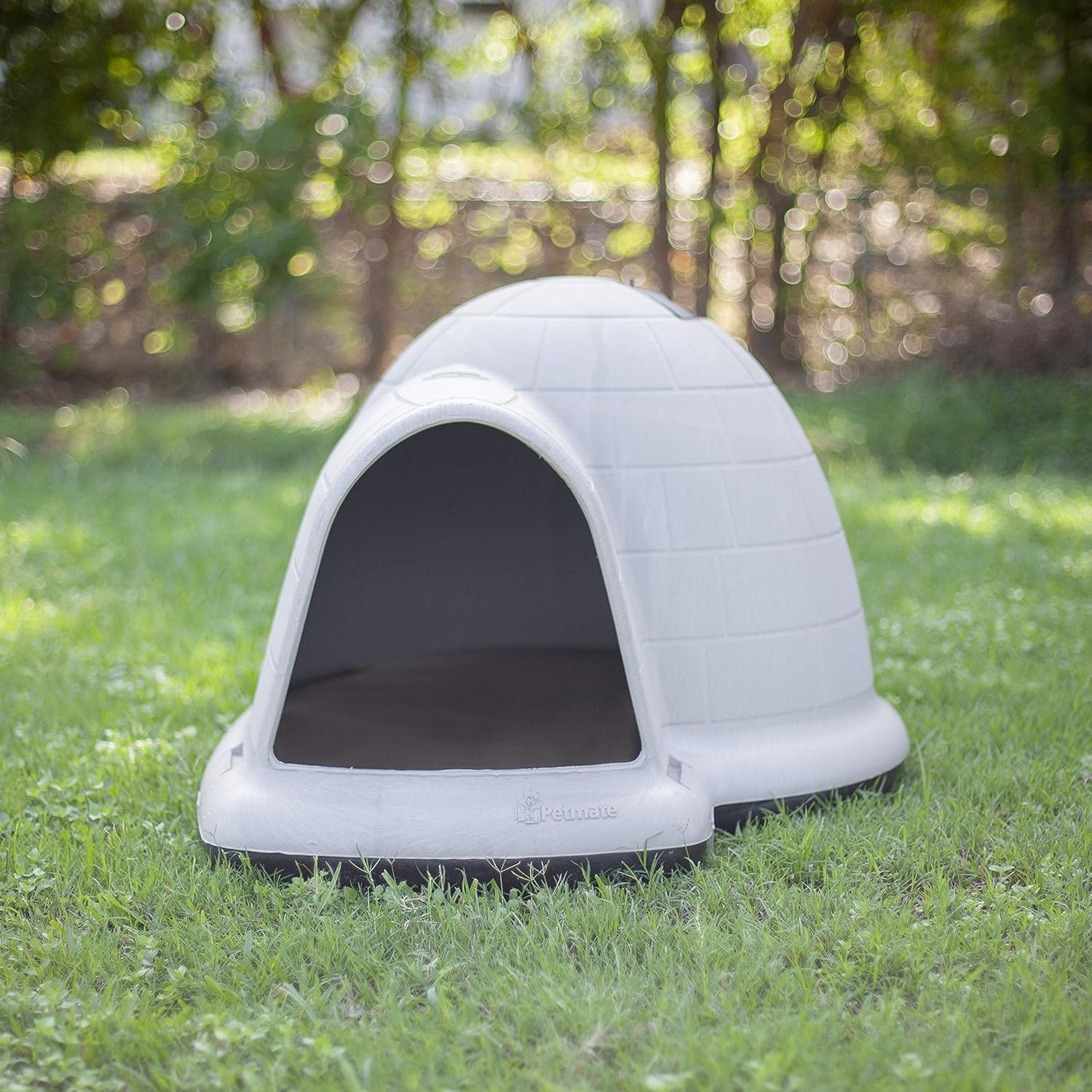 2025 Petmate Indigo Casa para Perros (Casa Tipo Igloo, Hecha en EE. UU. con 90% de Materiales Reciclados, Refugio para Mascotas con Protección para Todo Clima) para Perros Extra Grandes - 90 a 125 libras, Hecha en EE. UU.