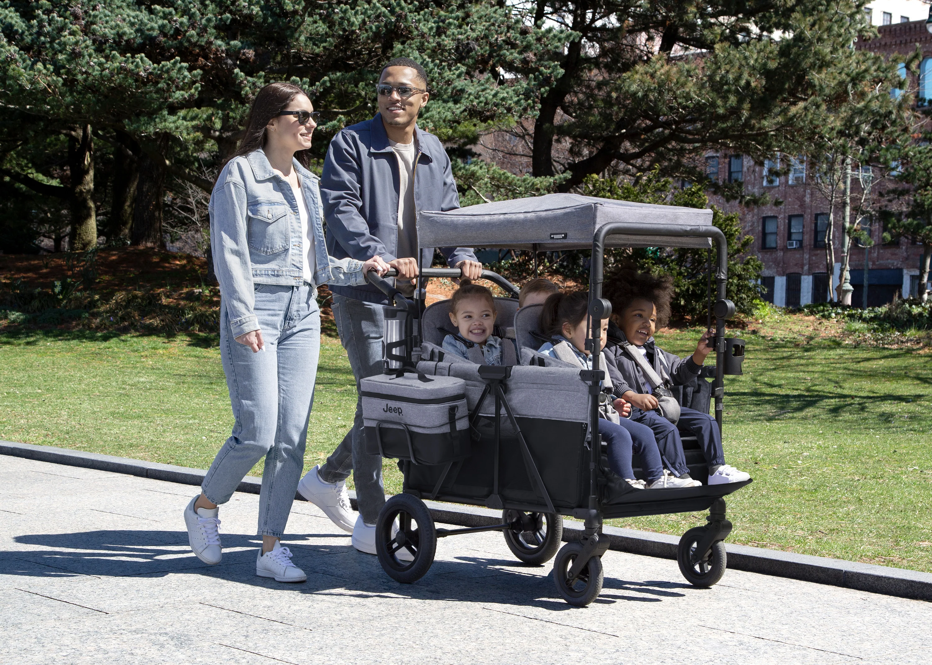 Carrito-Paseador Jeep Wrangler Deluxe para 4 Niños – Capota Desmontable, Bolsa Térmica, Asientos Modulares, Almacenamiento XXL, Ruedas Antipinchazos, Manillares Ajustables