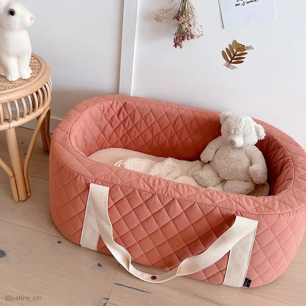 2025 Cesta para bebé KUKO Charlie Crane – Portátil con asas | Opción soporte de madera natural como cuna | Algodón orgánico y espuma de alta calidad | Para recién nacidos hasta que puedan sentarse o gatear | Sin soporte ni accesorios