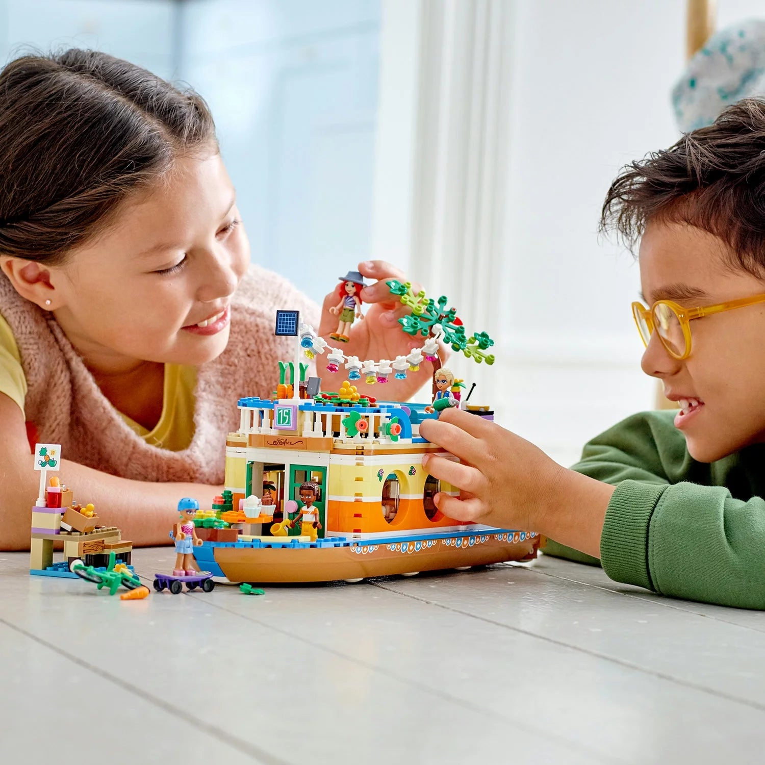 LEGO Friends Casa Flotante en el Canal 41702 Kit de Construcción; Incluye 4 Mini Muñecas, incluyendo a Mia, y 1 Animal de Juguete; Regalo de Cumpleaños para Niños de 7 años en adelante (737 piezas)