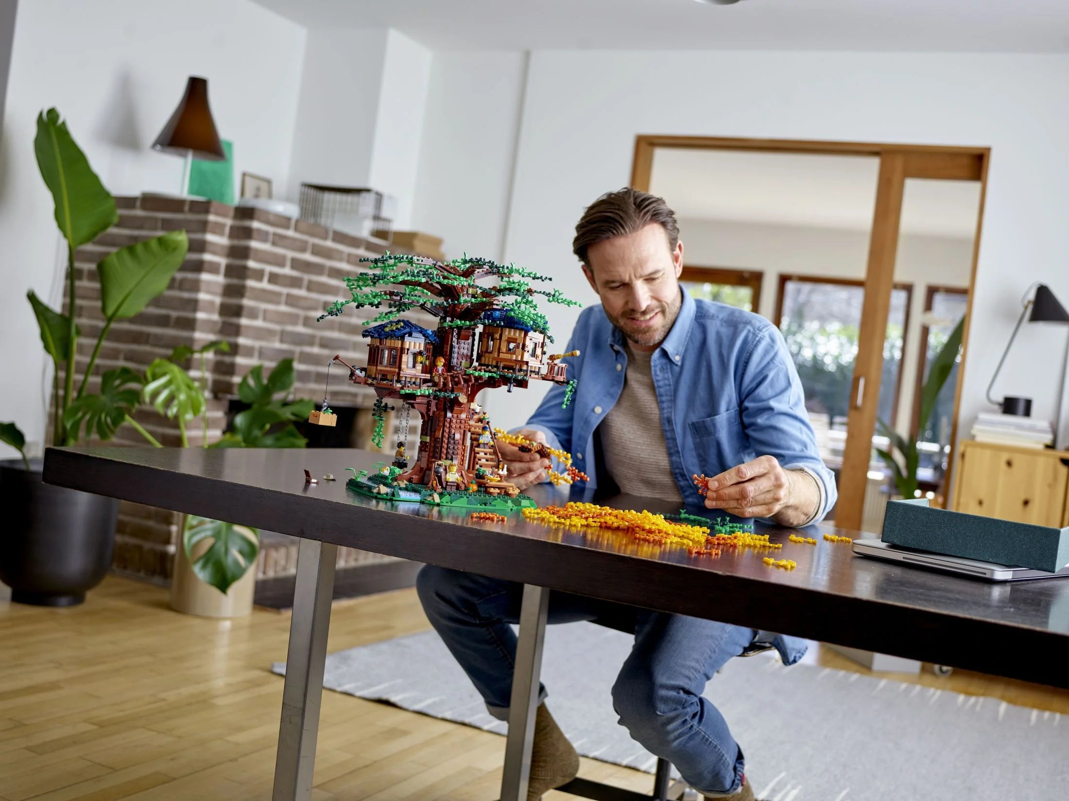 LEGO Ideas Casa del Árbol 21318 – Set de Construcción para Mayores de 16 Años con 3 Cabañas, Hojas Intercambiables, Minifiguras y Figura de Pájaro