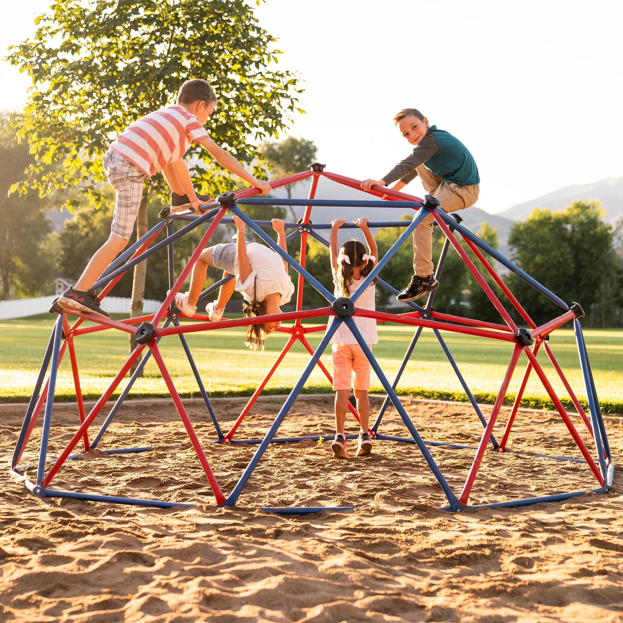Lifetime Cúpula para Escalar al Aire Libre para Niños, 5 pies de Alto x 10 pies de Ancho, Rojo y Azul (101301)