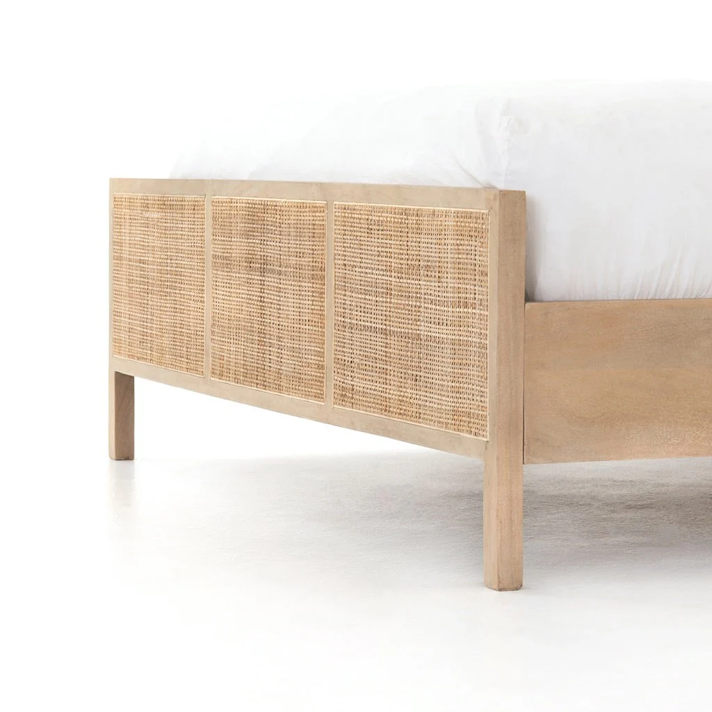 Cama Sydney de Madera de Mango Natural y Ratán Tejido – Elegancia Natural y Textura Auténtica