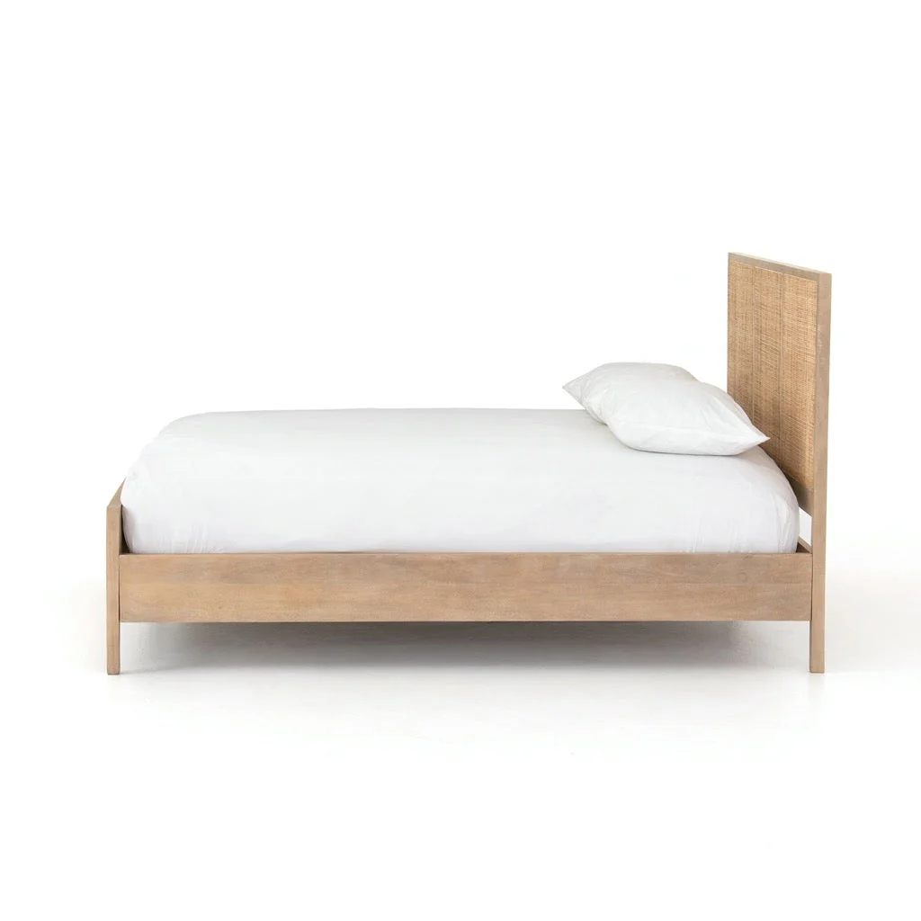 Cama Sydney de Madera de Mango Natural y Ratán Tejido – Elegancia Natural y Textura Auténtica