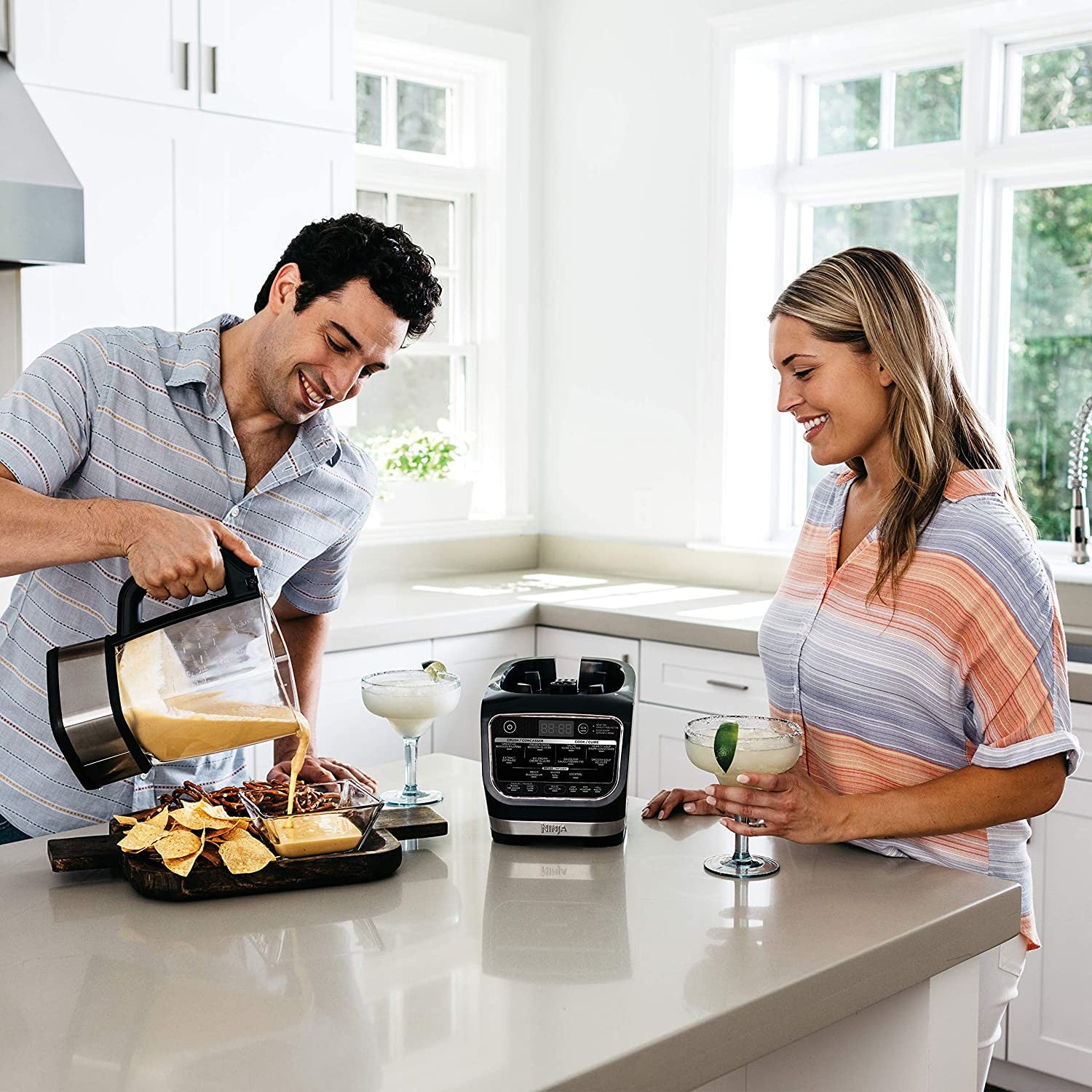 Licuadora Ninja Foodi Fría y Caliente con 1400 Vatios de Potencia Máxima y Jarra de Vidrio Antiadherente (Modelo HB152), 64 oz, Negra