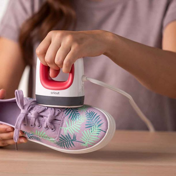 EasyPress Mini™ en color frambuesa + Paquete Esencial de Materiales para Planchar