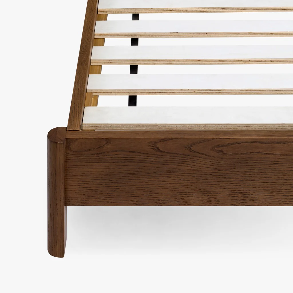 Cama Cali de Roble Tinte Nogal – Elegancia Natural y Acabados Cuidados