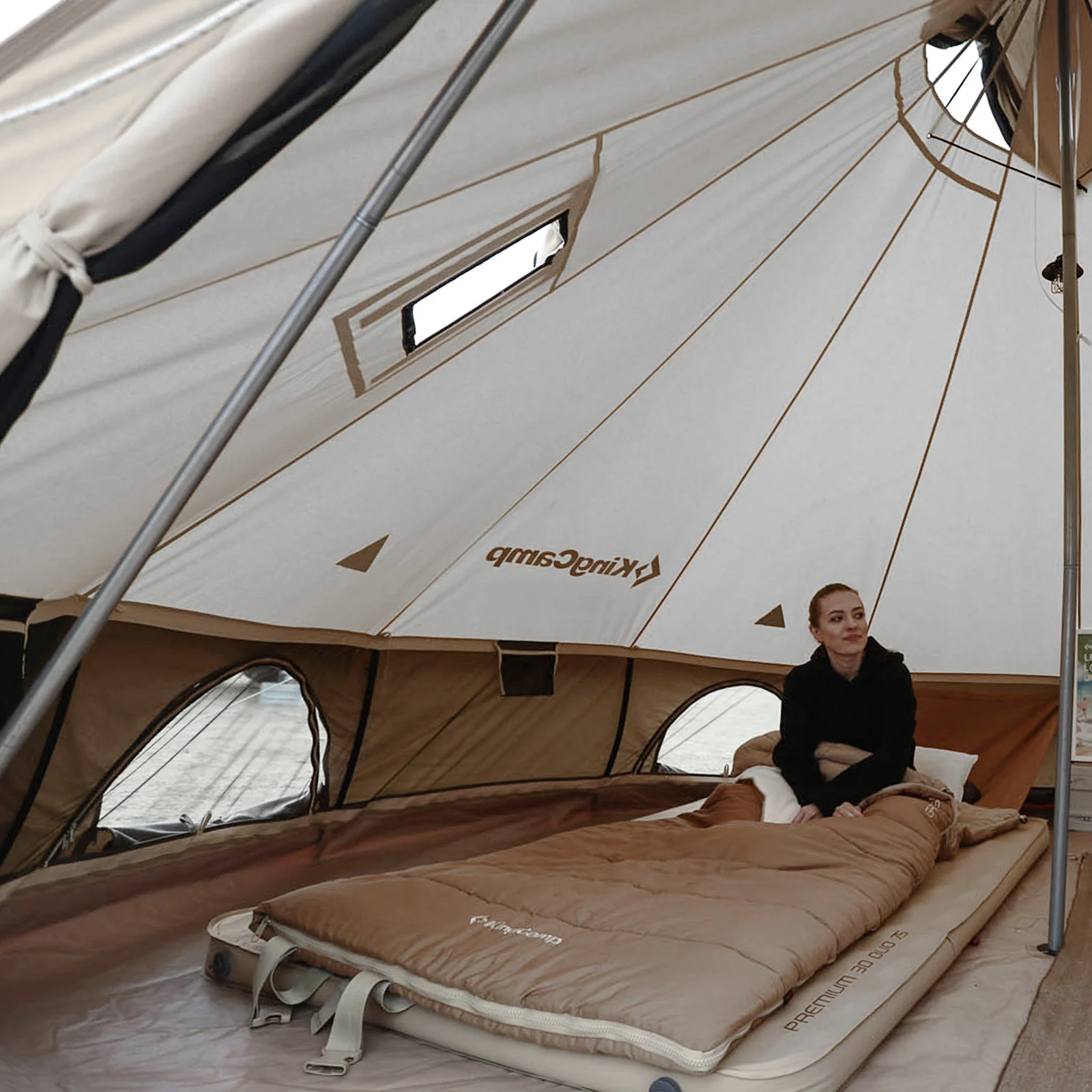 2025 KingCamp Khan 400 C – Tienda muy espaciosa para hasta 6 personas con forma clásica redonda de tipi, que aporta un encanto especial de glamping