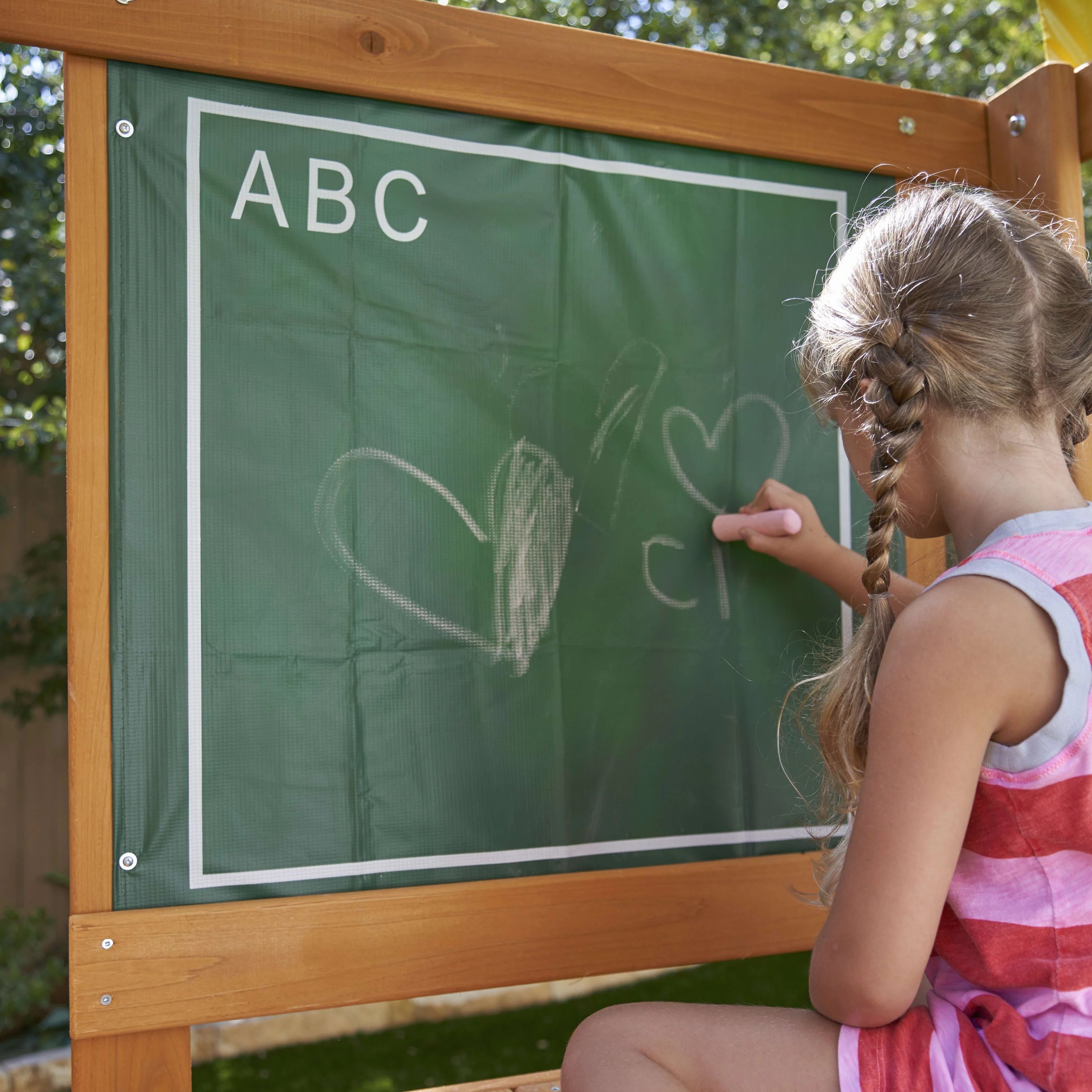 Juego de Patio KidKraft Ainsley de Madera con Resbaladilla y Muro de Escalada