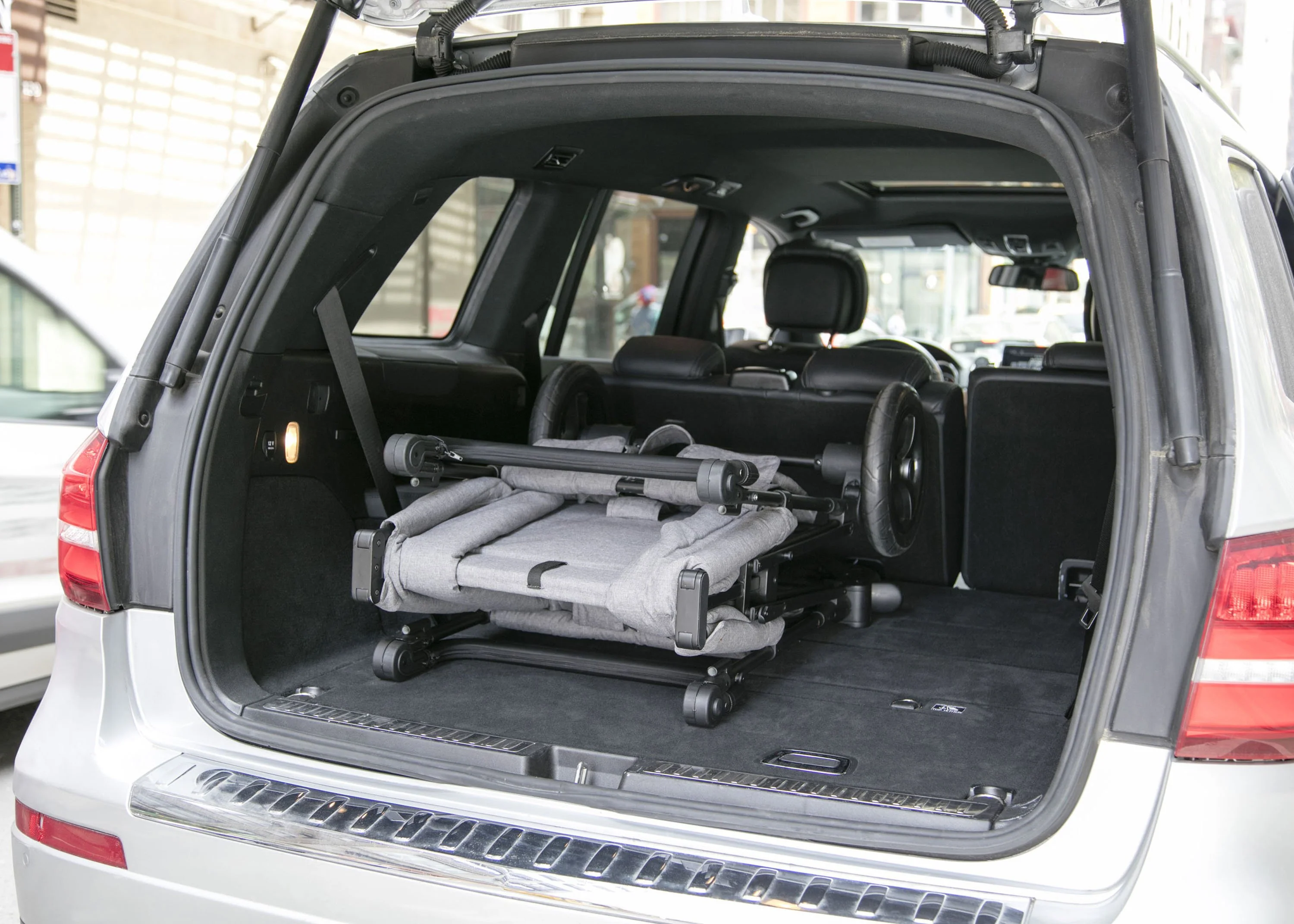 2025 Jeep Wrangler Stroller Wagon de Delta Children – 3 Modos: Portabebés, Cochecito y Carrito, Suspensión, Capota UV, Compatible con Sillas de Auto, Almacenamiento Múltiple, Manillares Ajustables