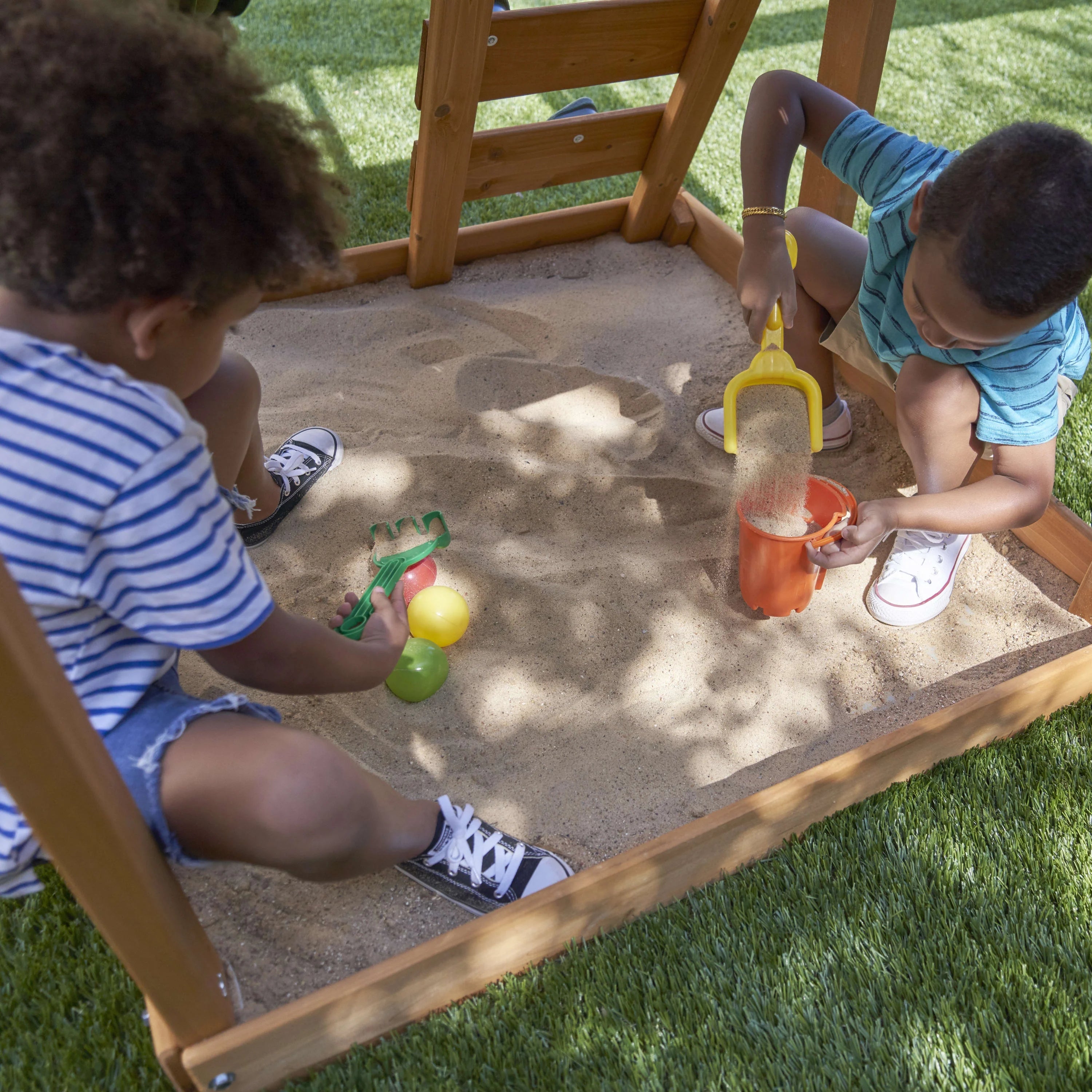 El conjunto de juegos al aire libre KidKraft Ainsley con resbaladilla y pared para escalar
