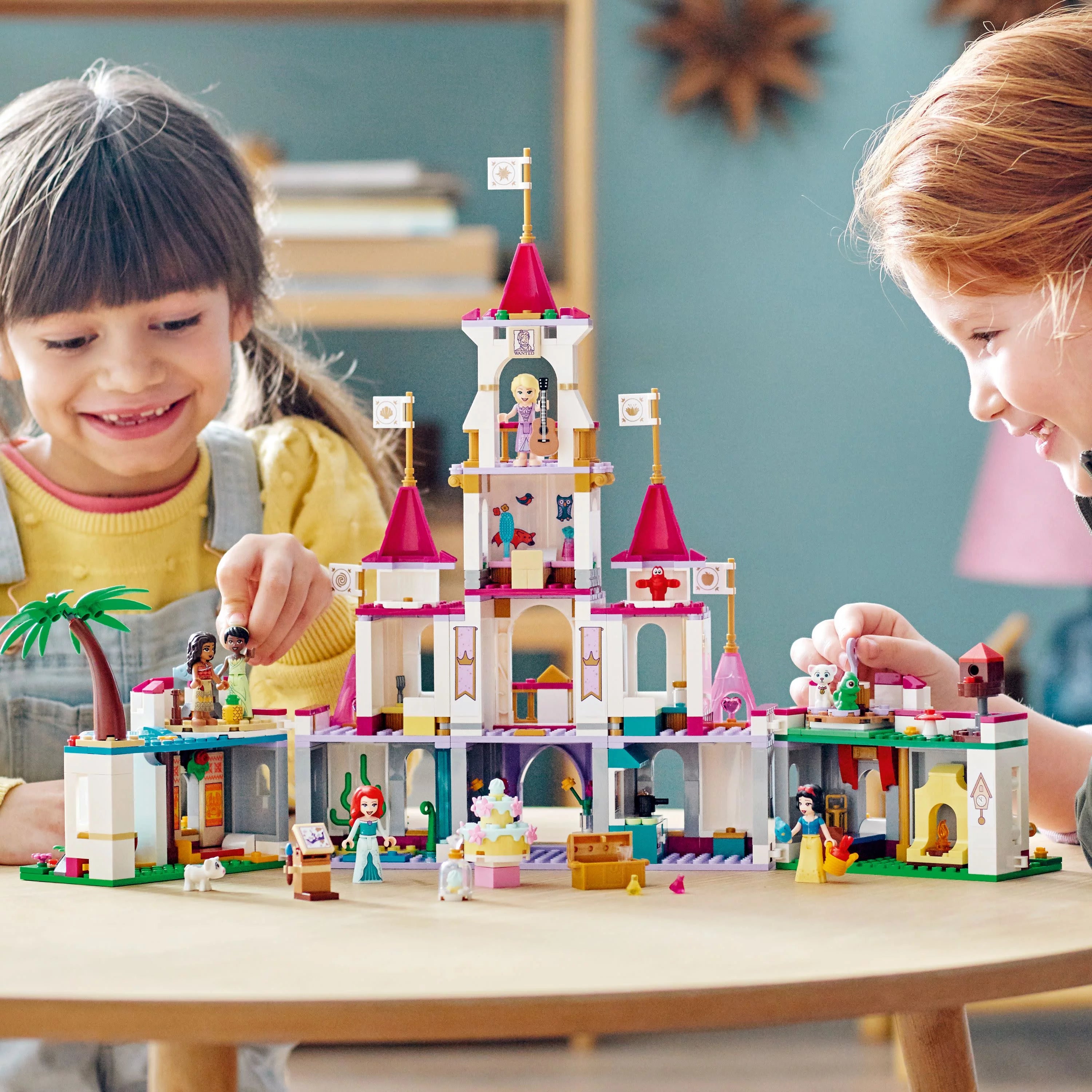 LEGO Disney Princess Castillo de Aventuras Definitivo, Juguete de Construcción del Castillo de Disney, Incluye 5 Mini Muñecas de Princesas Disney: Ariel, Rapunzel y Blancanieves, Regalo de Disney para Niños y Niñas, 43205