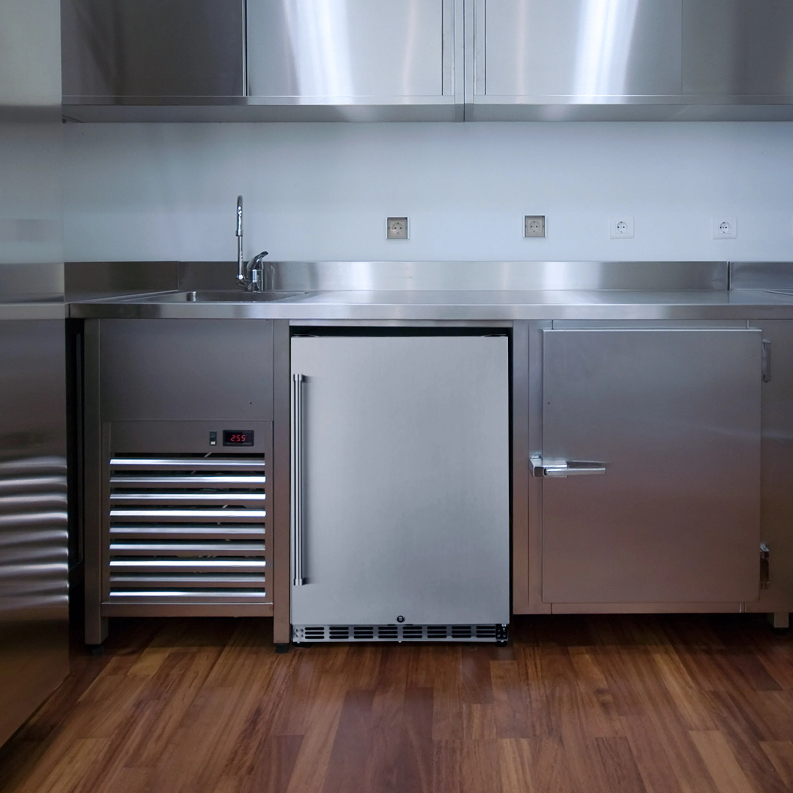 2025 Newair® Refrigerador Comercial Empotrable de 24