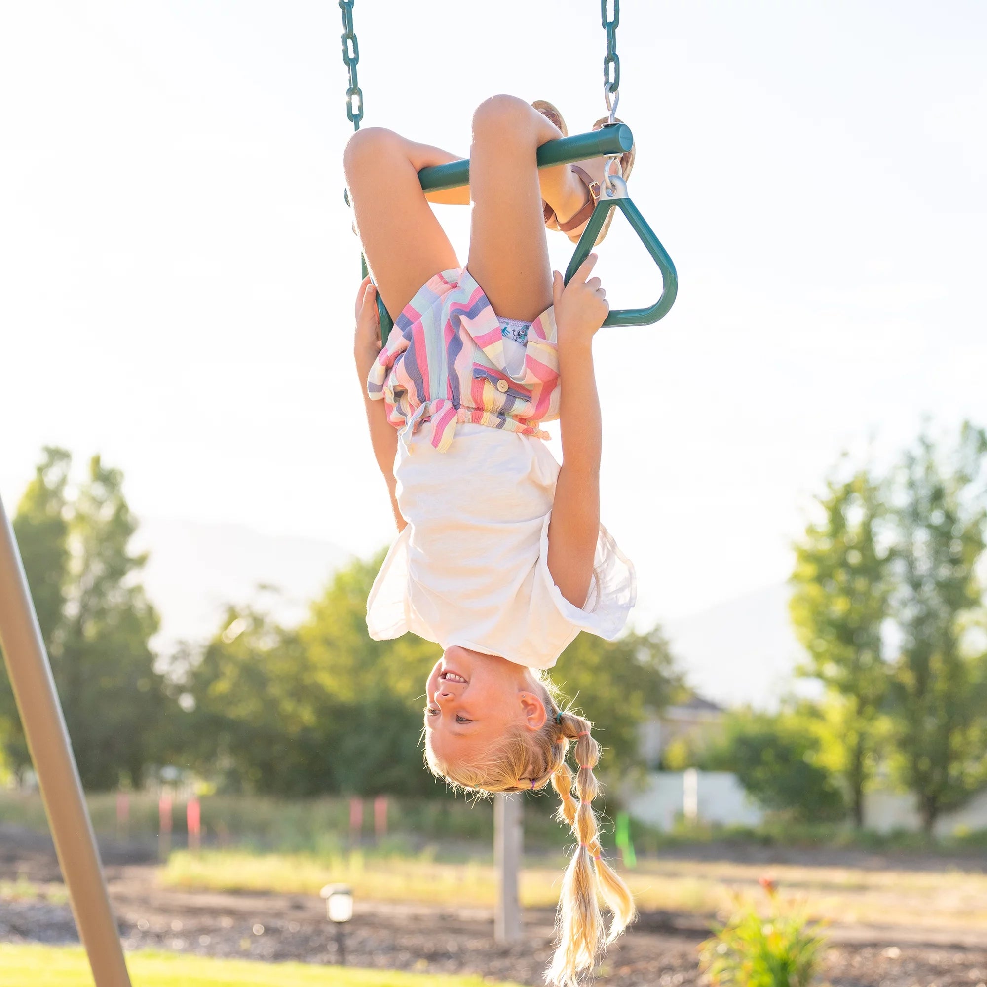 2025 Swing Set Metálico para Niños Lifetime con 2 Columpios y Barra de Trapecio – 9 pies (91137)