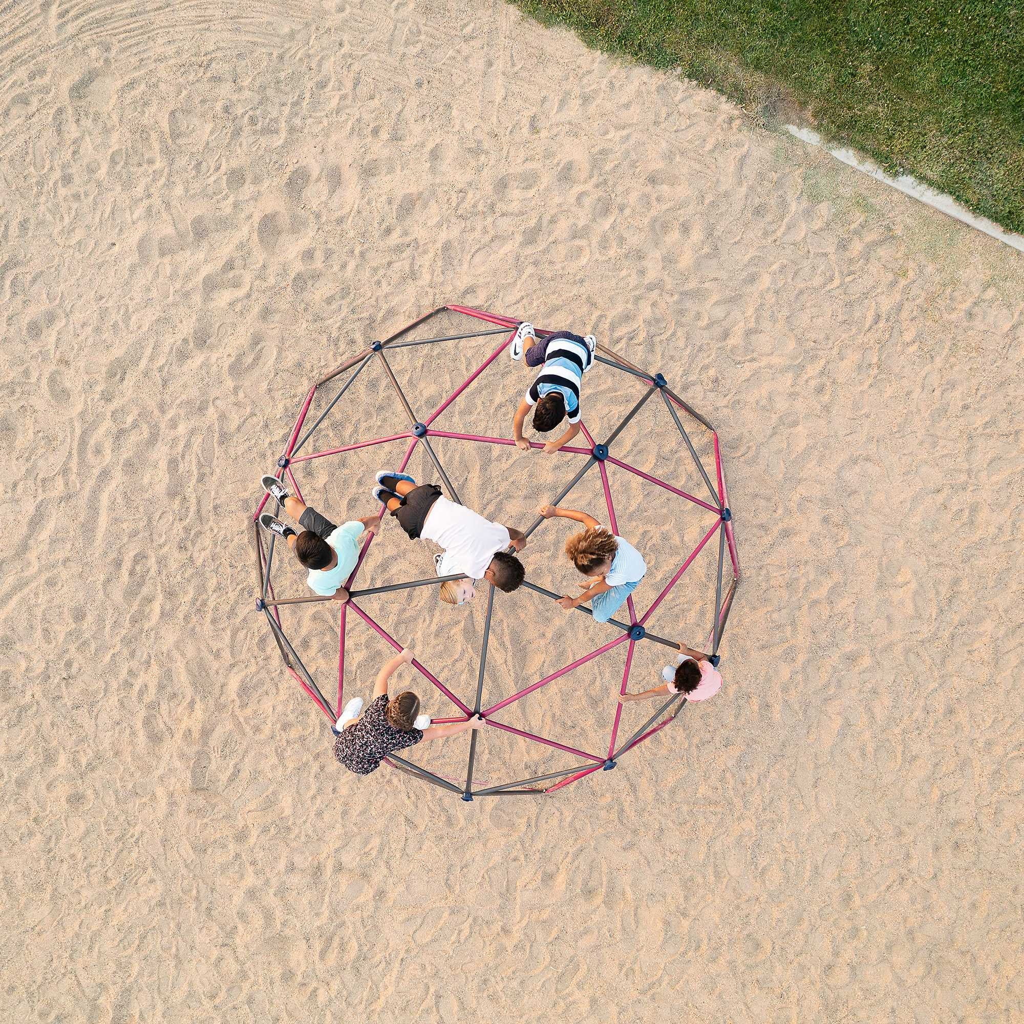 2025 Estructura de Escalada Dome para Niños de Lifetime – 5.5 ft de Alto x 11 ft de Ancho, Berry y Marrón (91088)