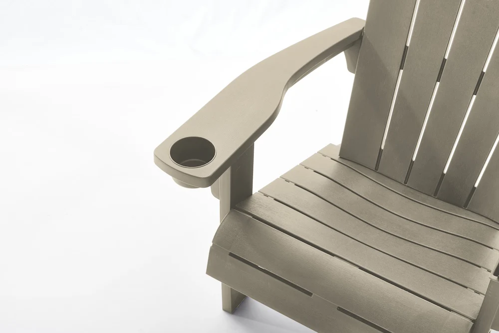 2025 Disfruta del encanto de la madera sin las complicaciones del mantenimiento con la silla Adirondack Keter Alpine en su moderno tono Silver Sage