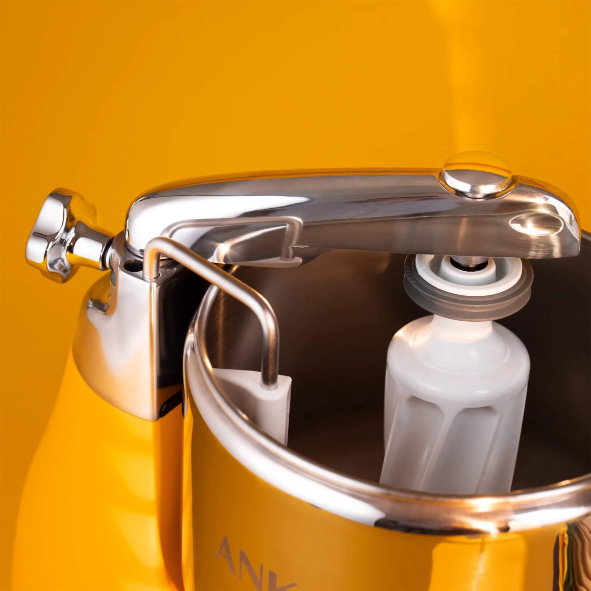 2025 Ankarsrum Assistent Original 6230 robot de cocina – diseño retro, 1500 W, bol de acero inoxidable de 7 L, 16 accesorios, garantía de 7 años, Sunbeam Yellow