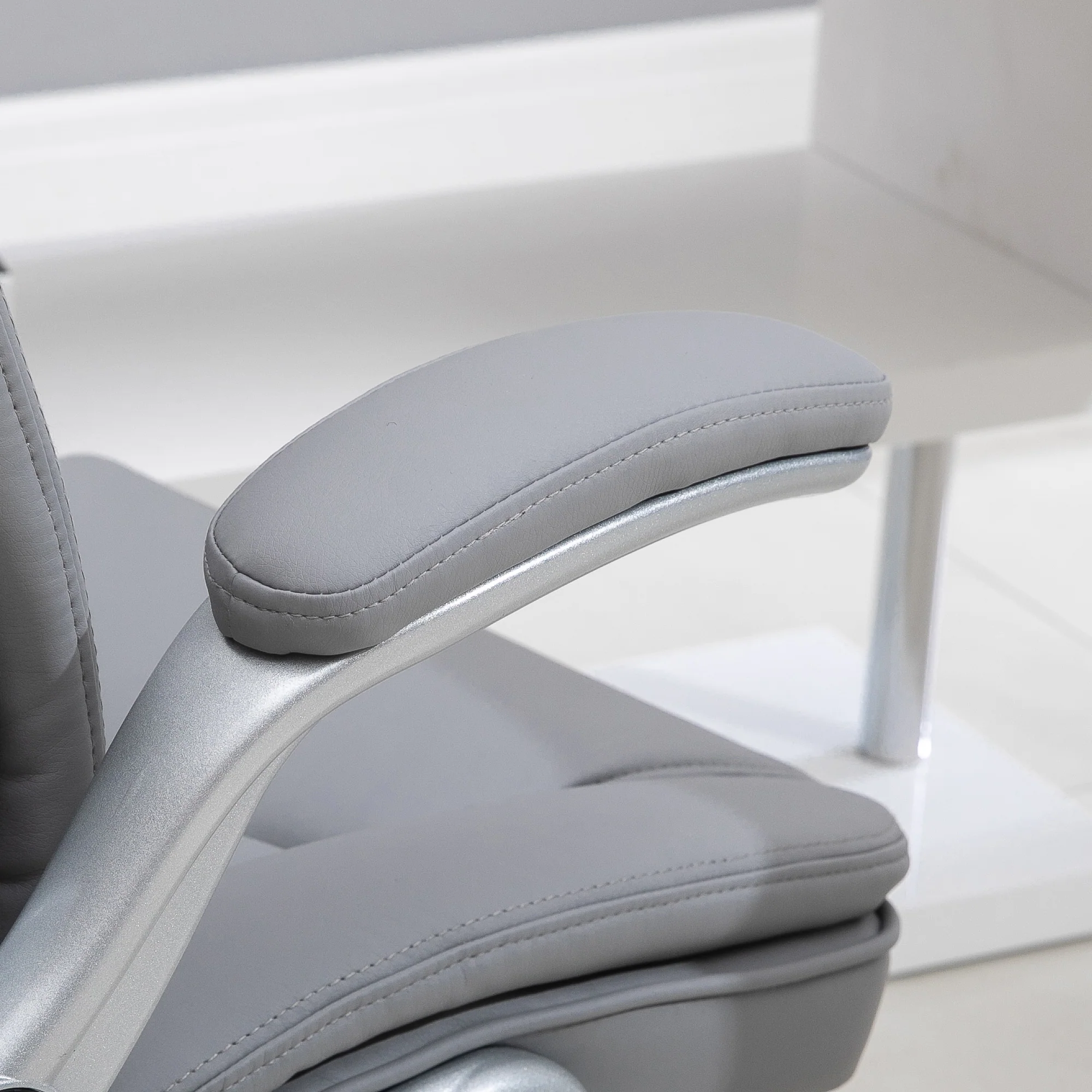 2025 Silla de Oficina de Cuero PU con Reposabrazos Abatibles, Altura Ajustable y Ruedas Giratorias, Gris