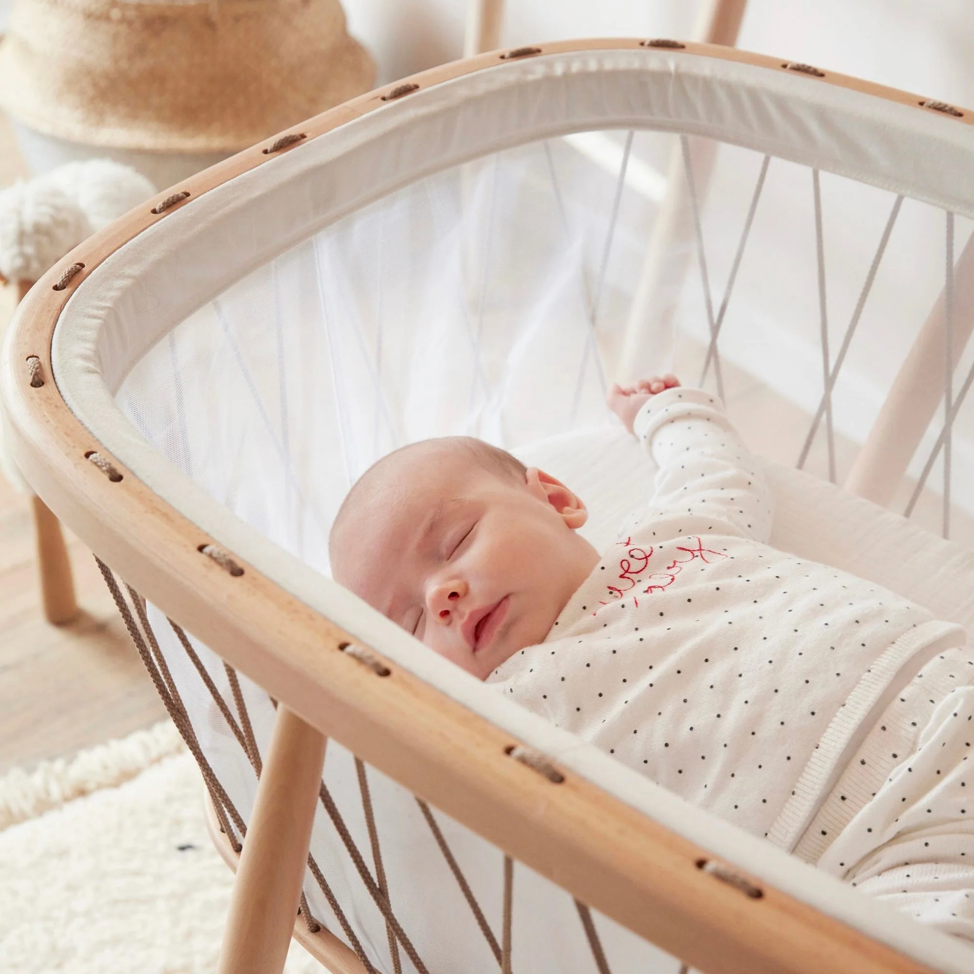 2025 La cuna KUMI de Charlie Crane es innovadora, transparente y de forma redonda.