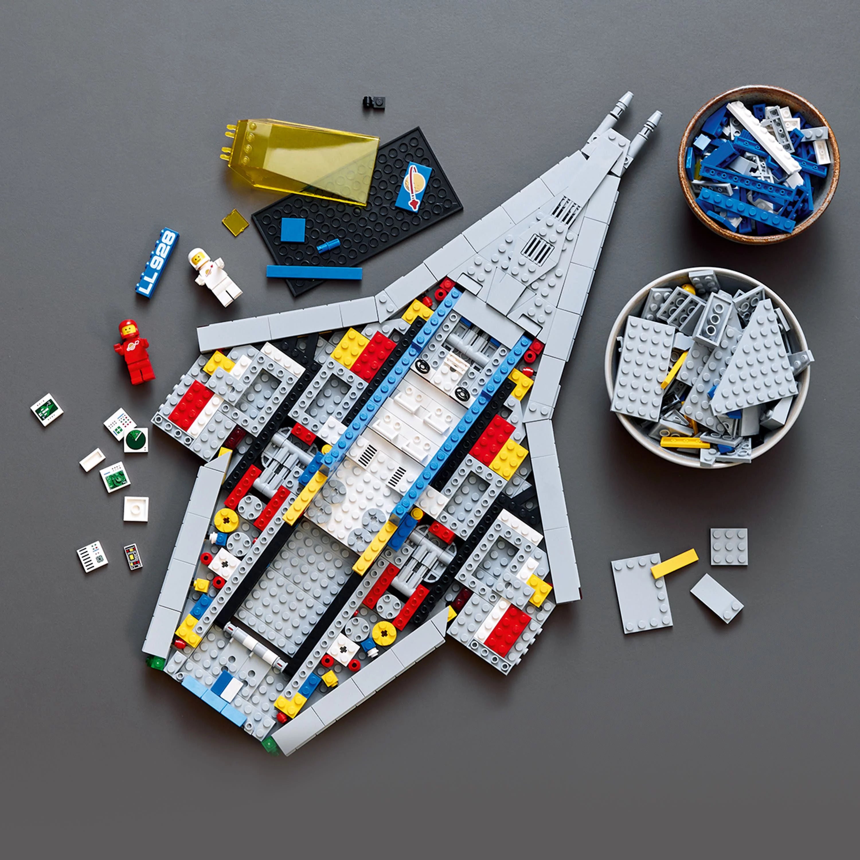 LEGO Icons Explorador Galáctico 10497 – Edición Coleccionable del 90.º Aniversario, Nave Espacial Clásica con Figuras de Astronautas, Set de Construcción para Adultos, Idea de Regalo para Fans del Espacio