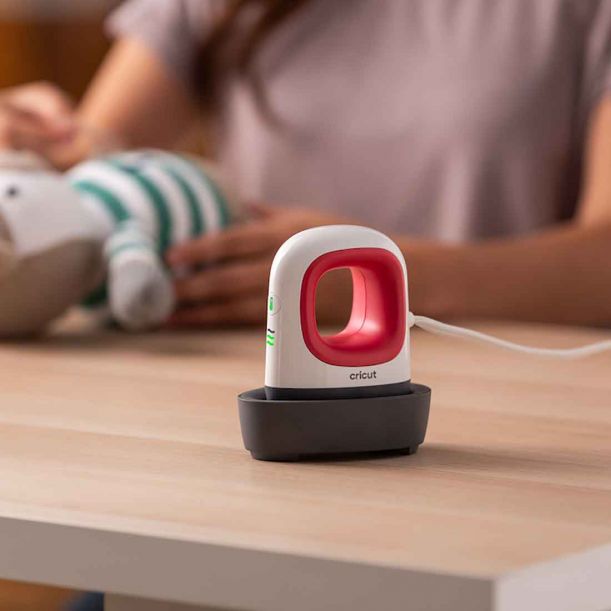 EasyPress Mini™ en color frambuesa + Paquete Esencial de Materiales para Planchar