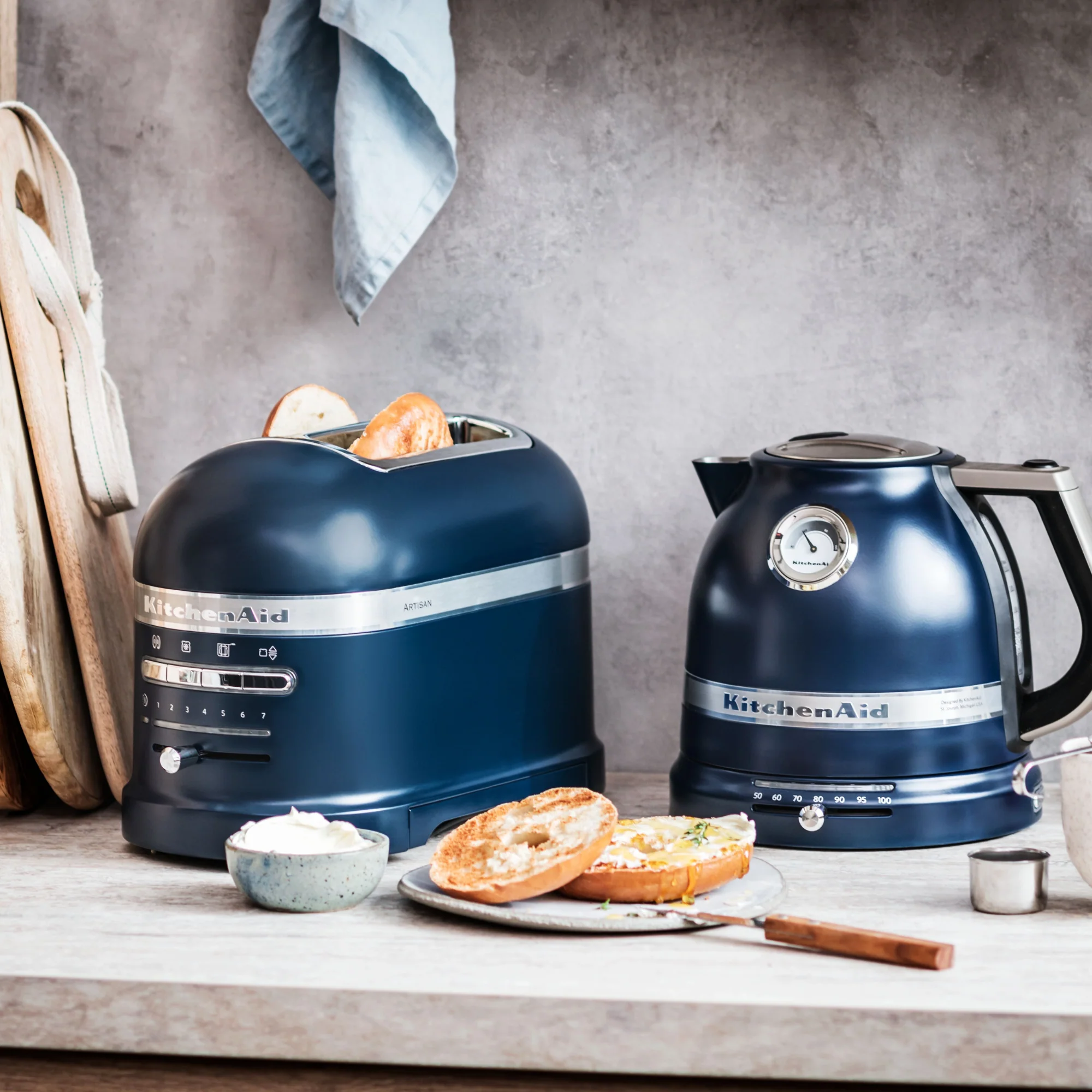 2025 Set de desayuno KitchenAid Artisan con hervidor 5KEK1522, tostadora de 2 ranuras 5KMT2204 y soporte para panecillos