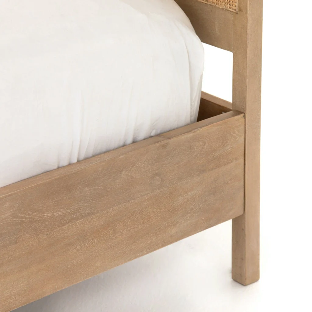 Cama Sydney de Madera de Mango Natural y Ratán Tejido – Elegancia Natural y Textura Auténtica