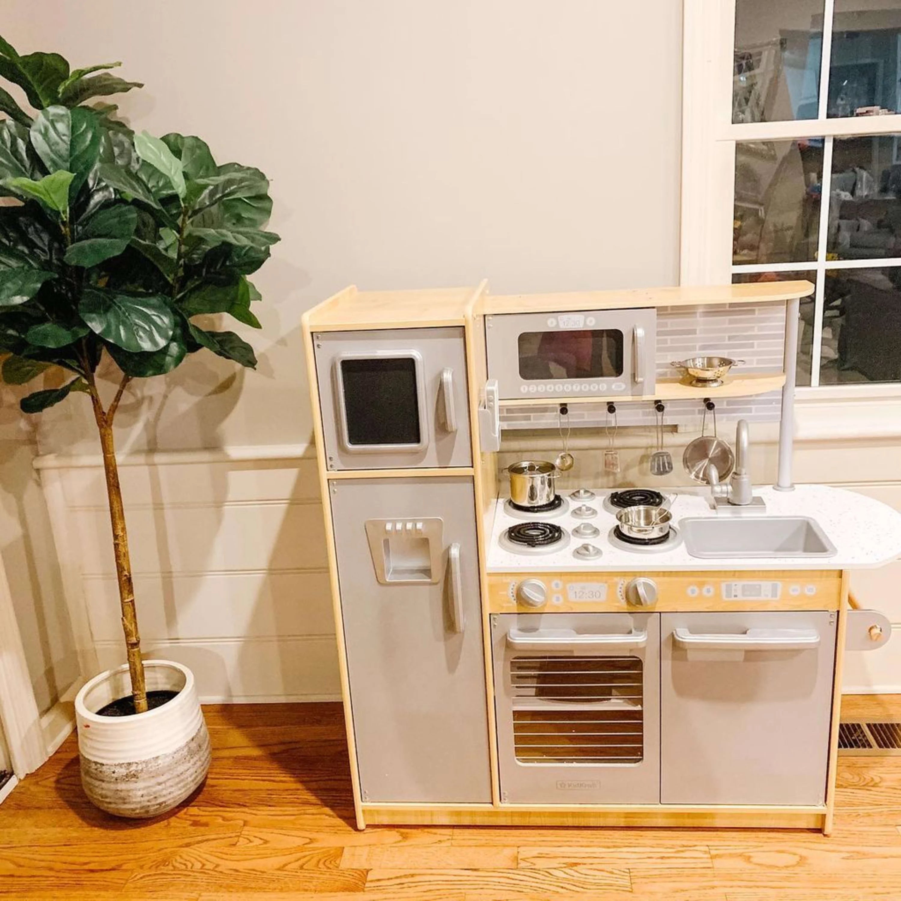 Cocina de Juego KidKraft Uptown Natural con Pizarrón y Soporte para Toallas