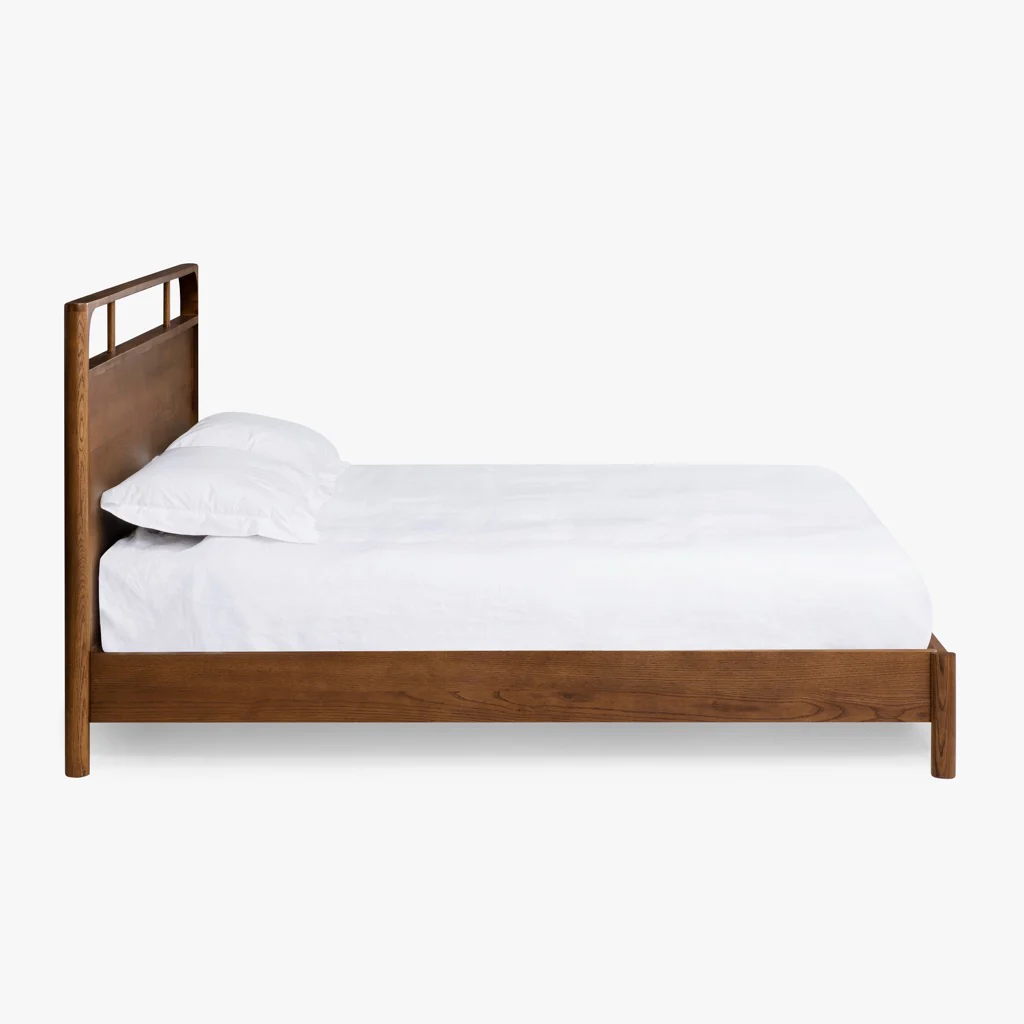 Cama Cali de Roble Tinte Nogal – Elegancia Natural y Acabados Cuidados