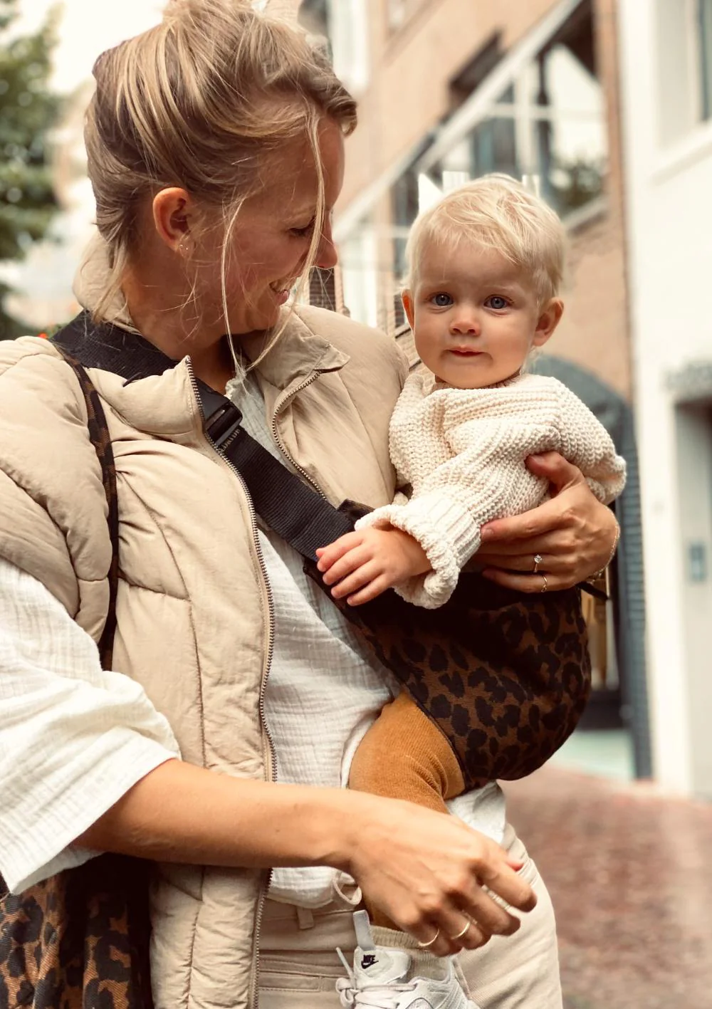 2025 Portabebés ergonómico WILDRIDE con estampado moderno de leopardo – cómodo y práctico para niños de 9 meses a 4 años