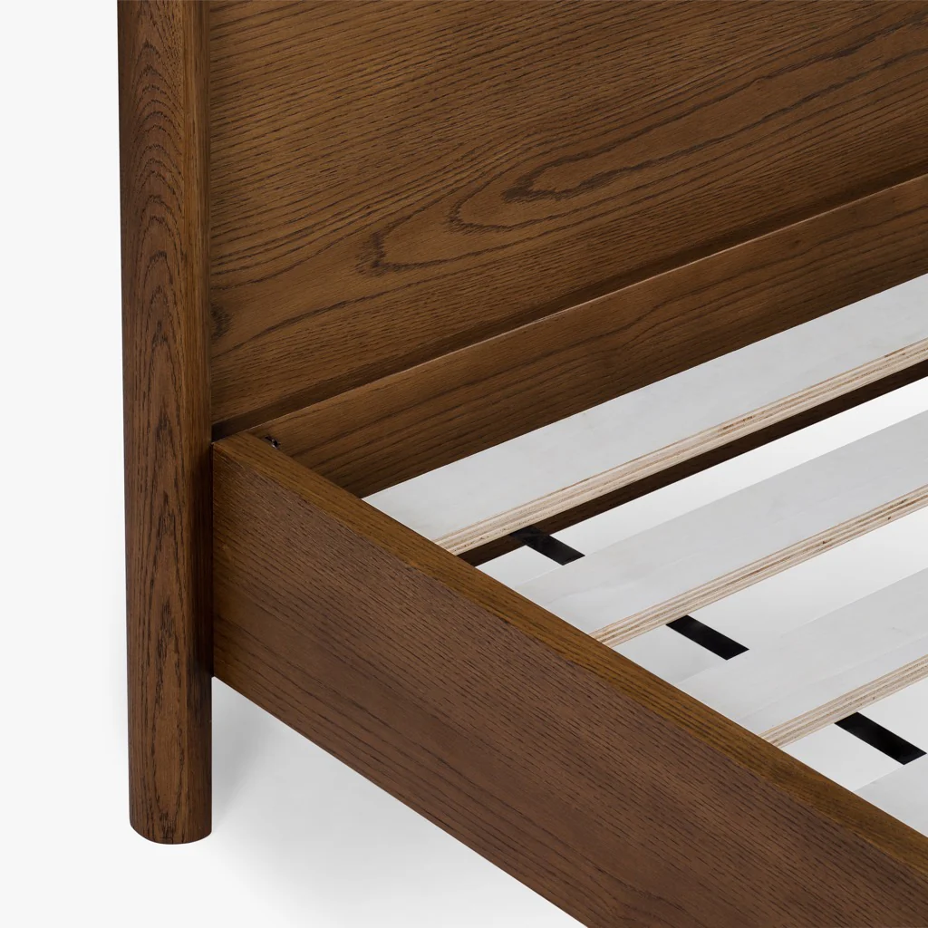 Cama Cali de Roble Tinte Nogal – Elegancia Natural y Acabados Cuidados