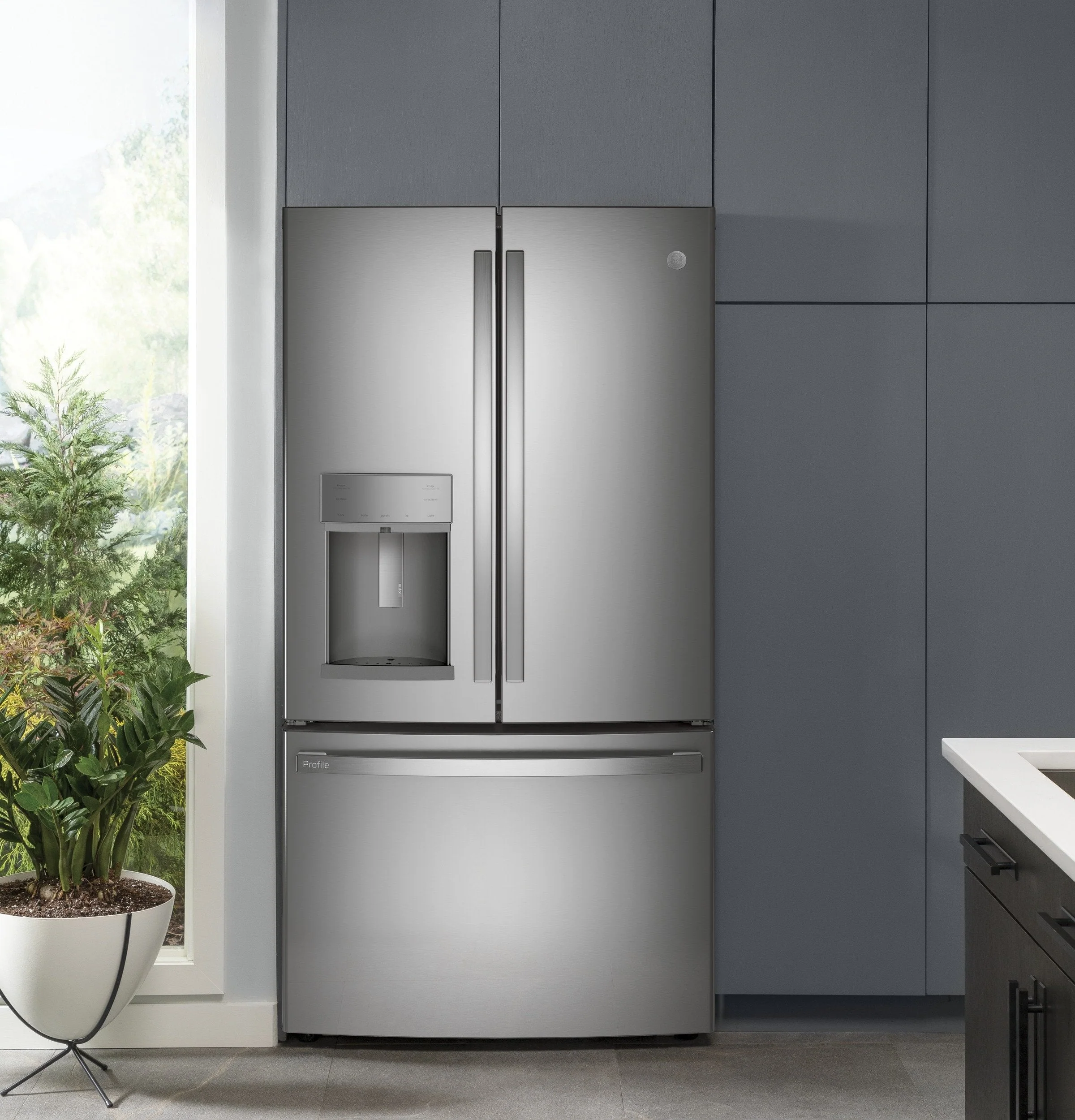 2025 Refrigerador French Door GE Profile™ Series ENERGY STAR® de 27.7 pies cúbicos, resistente a huellas dactilares, con llenado automático manos libres