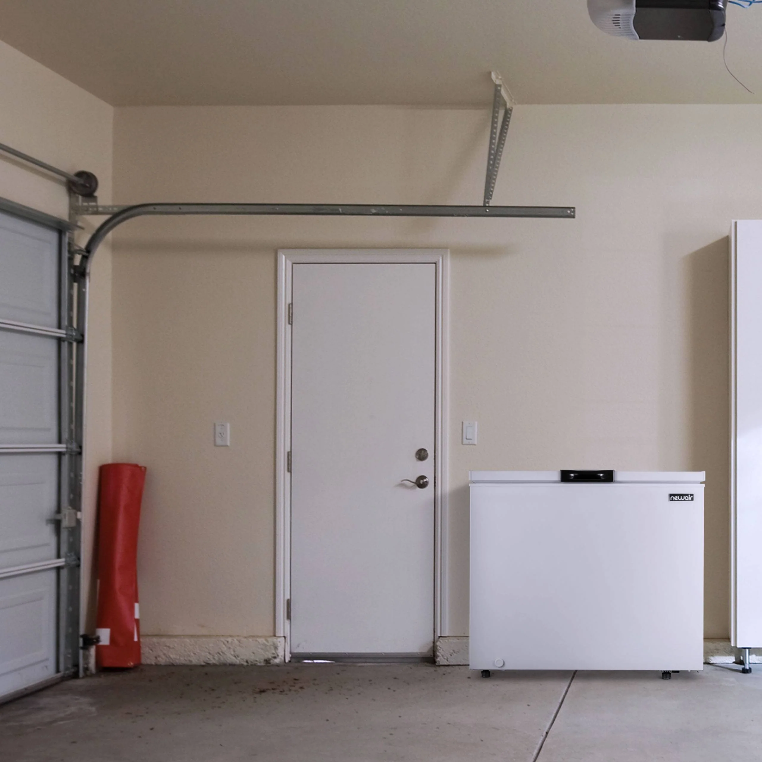 2025 Congelador tipo baúl compacto Newair®, 6.7 pies cúbicos – Gris fresco