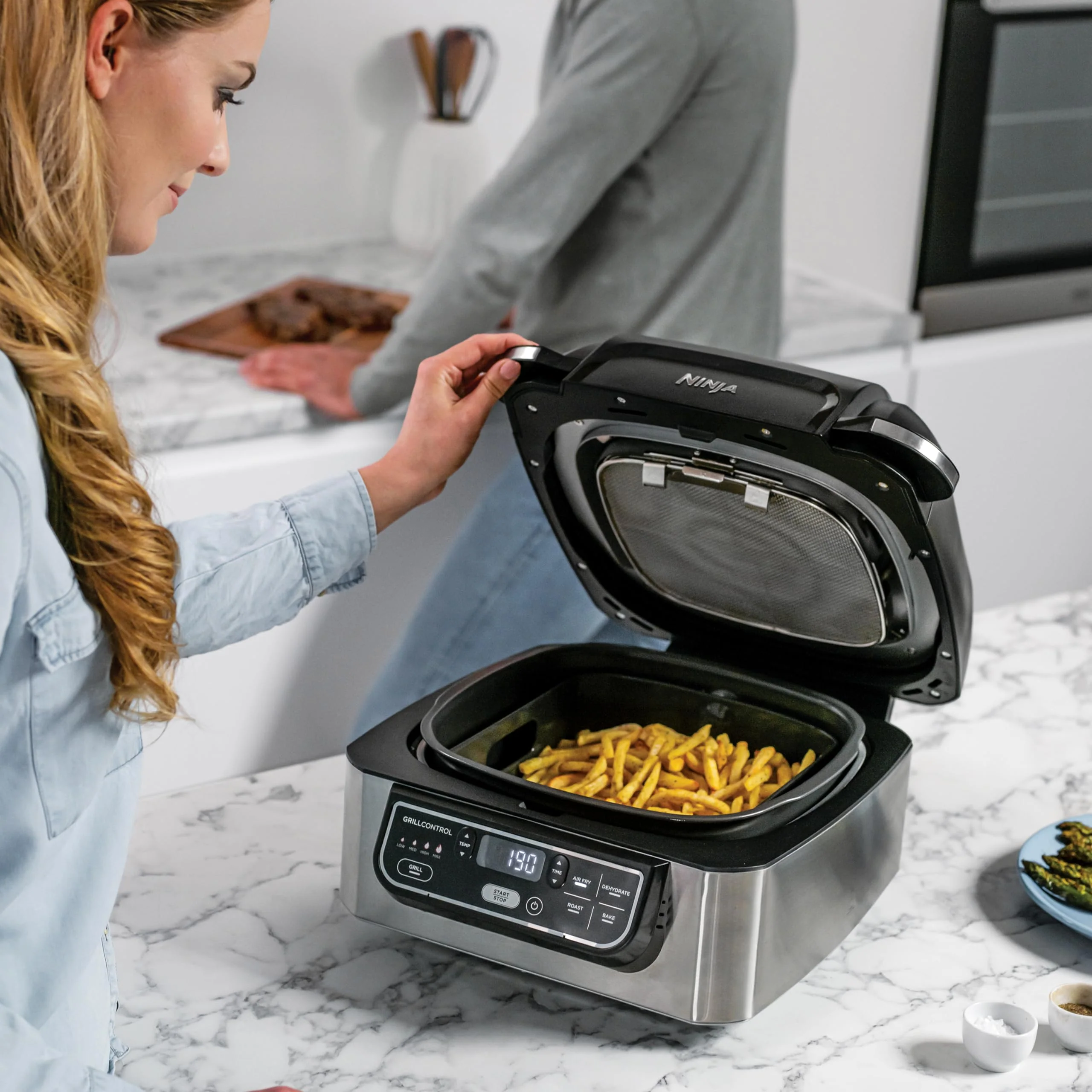 2025 Ninja Foodi Grill & Airfryer, freidora de aire de 5,7 L, piezas aptas para lavavajillas, 5 en 1, negro/plata AG301EU