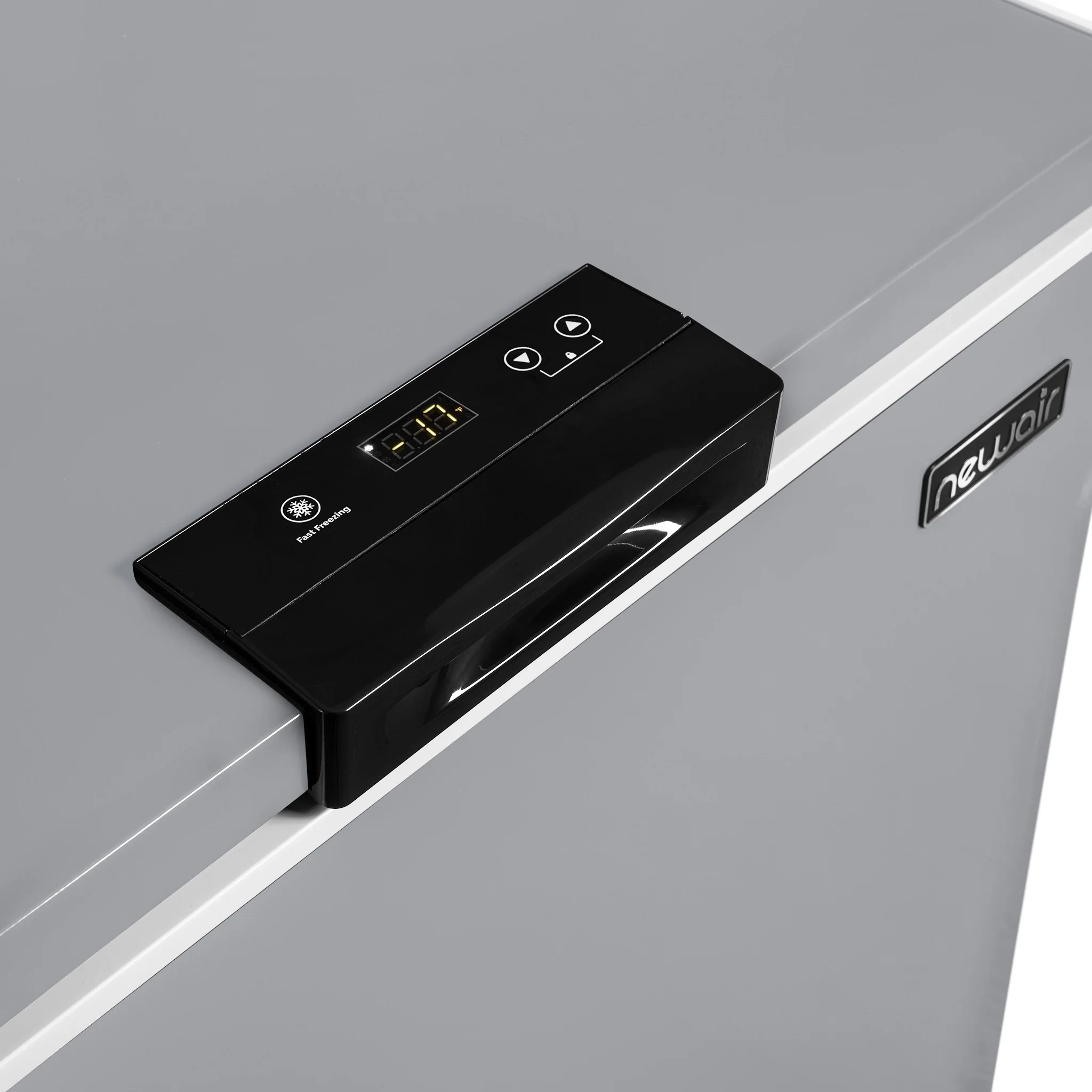 2025 Congelador Horizontal Mini-Profunfo Newair – 5 pies³ – Gris Frío