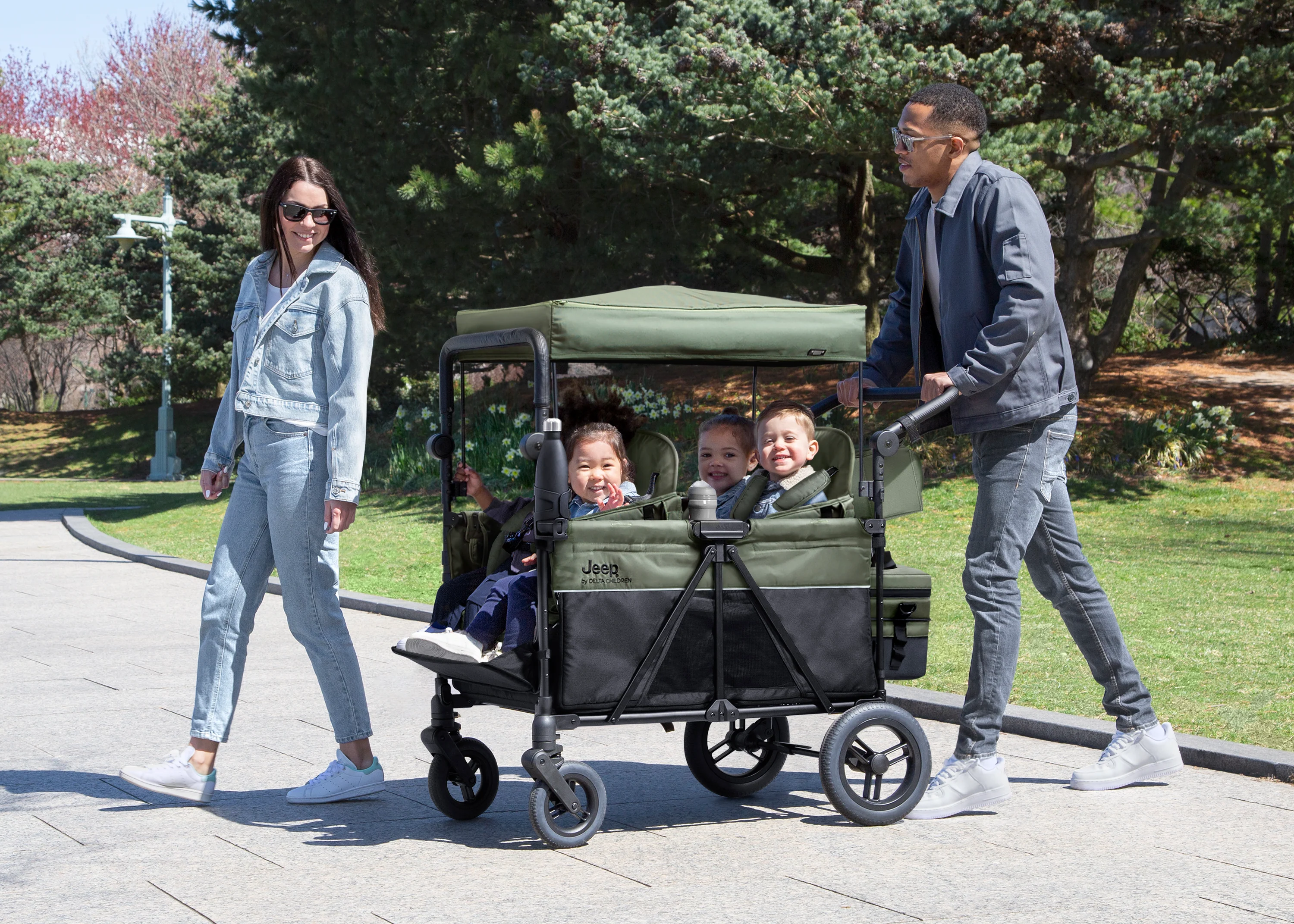 Carrito-Paseador Jeep Wrangler Deluxe para 4 Niños – Capota Desmontable, Bolsa Térmica, Asientos Modulares, Almacenamiento XXL, Ruedas Antipinchazos, Manillares Ajustables