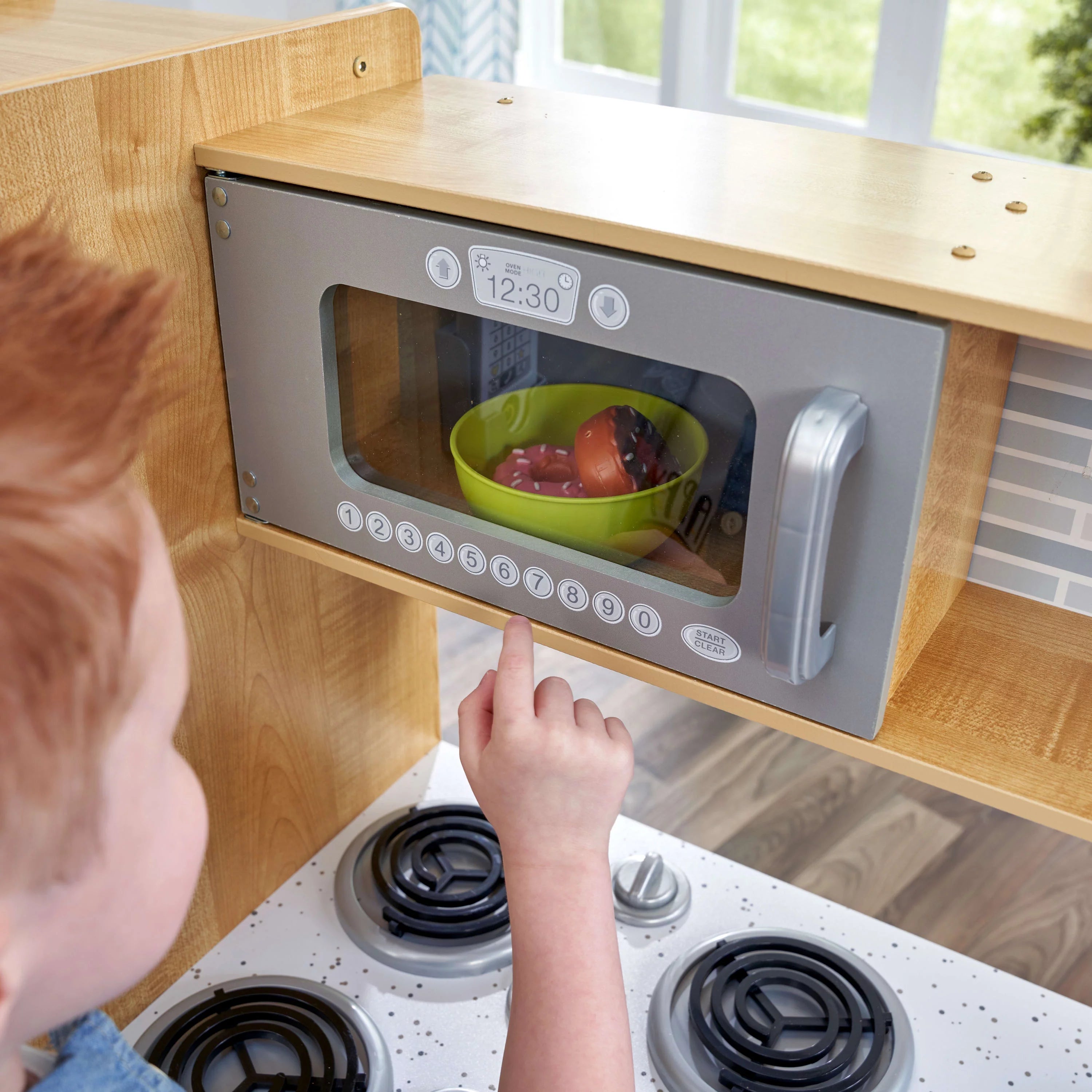 Cocina de Juego KidKraft Uptown Natural con Pizarrón y Soporte para Toallas