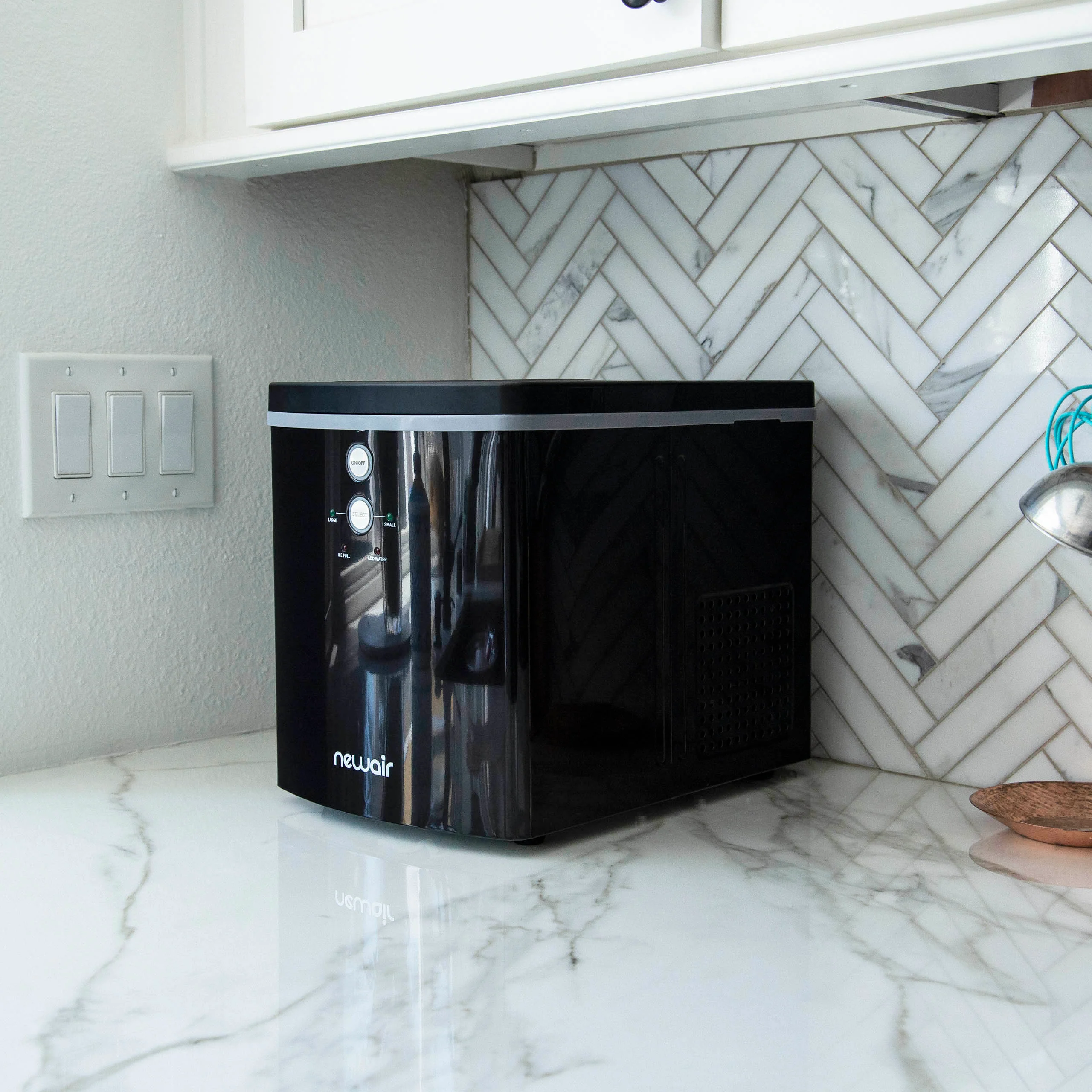2025 Máquina de hielo de mostrador Newair® – Cubitos en forma de bola, 15 kg/día – Negro