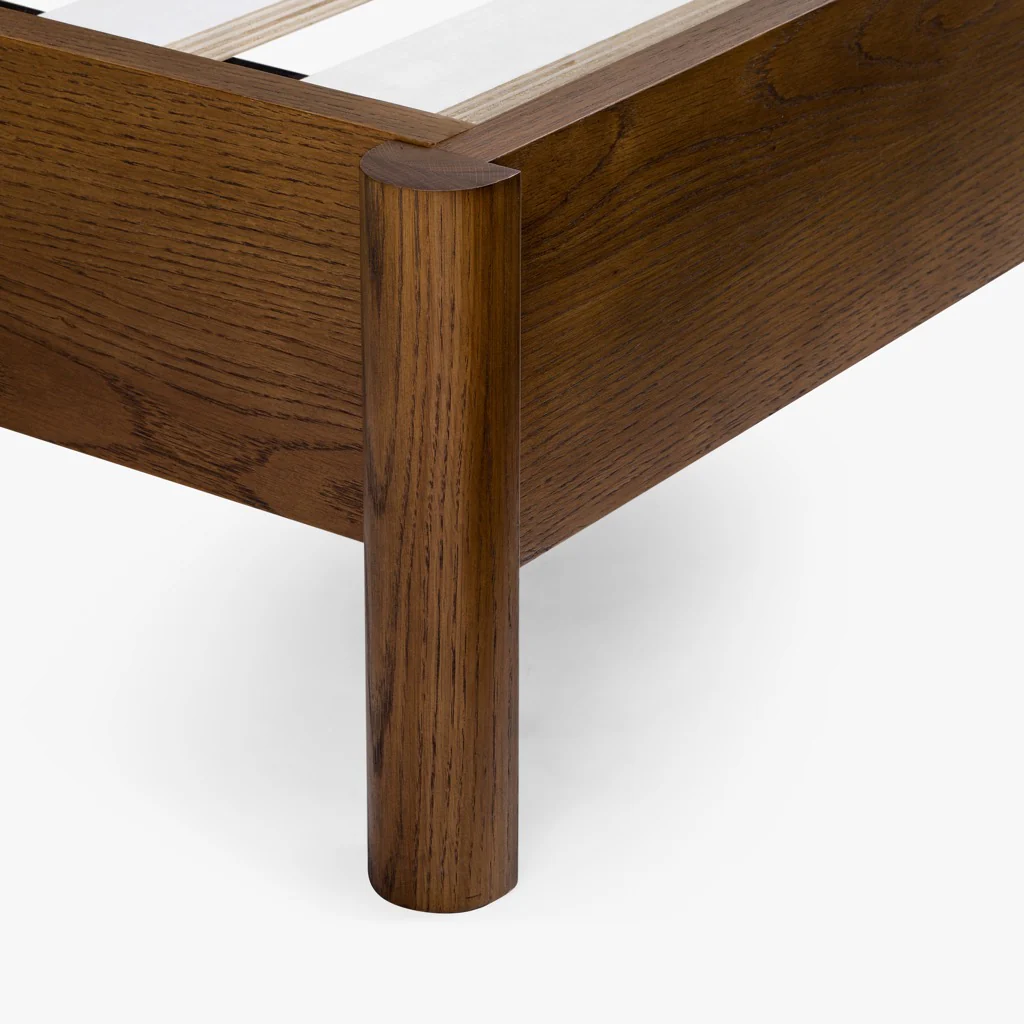 Cama Cali de Roble Tinte Nogal – Elegancia Natural y Acabados Cuidados