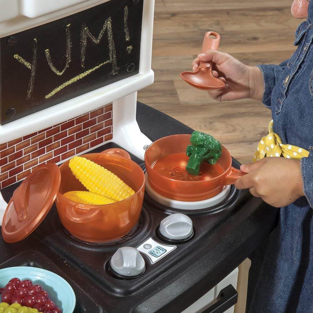 2025 Step2 Gran Cocina Gourmet Juguete para Niños en Color Blanco y Marrón con 35 Piezas de Accesorios