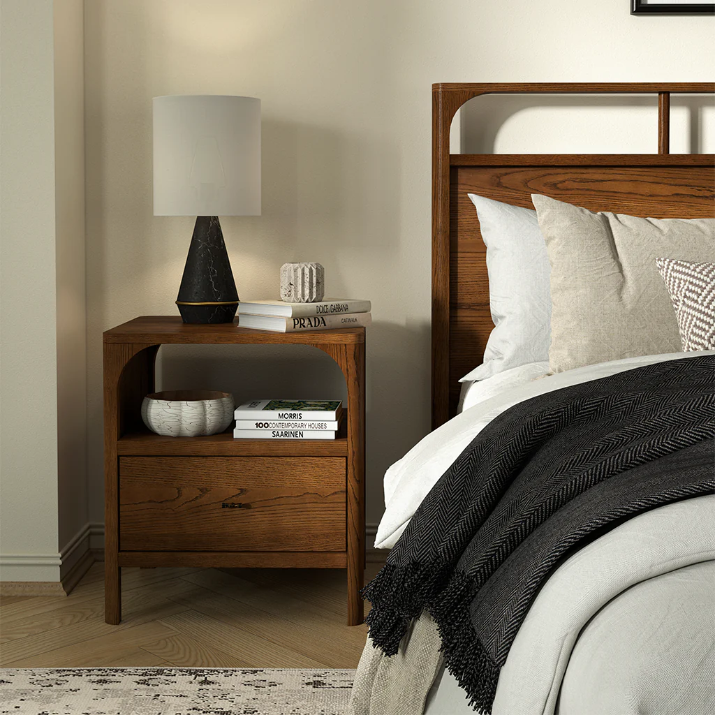 Cama Cali de Roble Tinte Nogal – Elegancia Natural y Acabados Cuidados