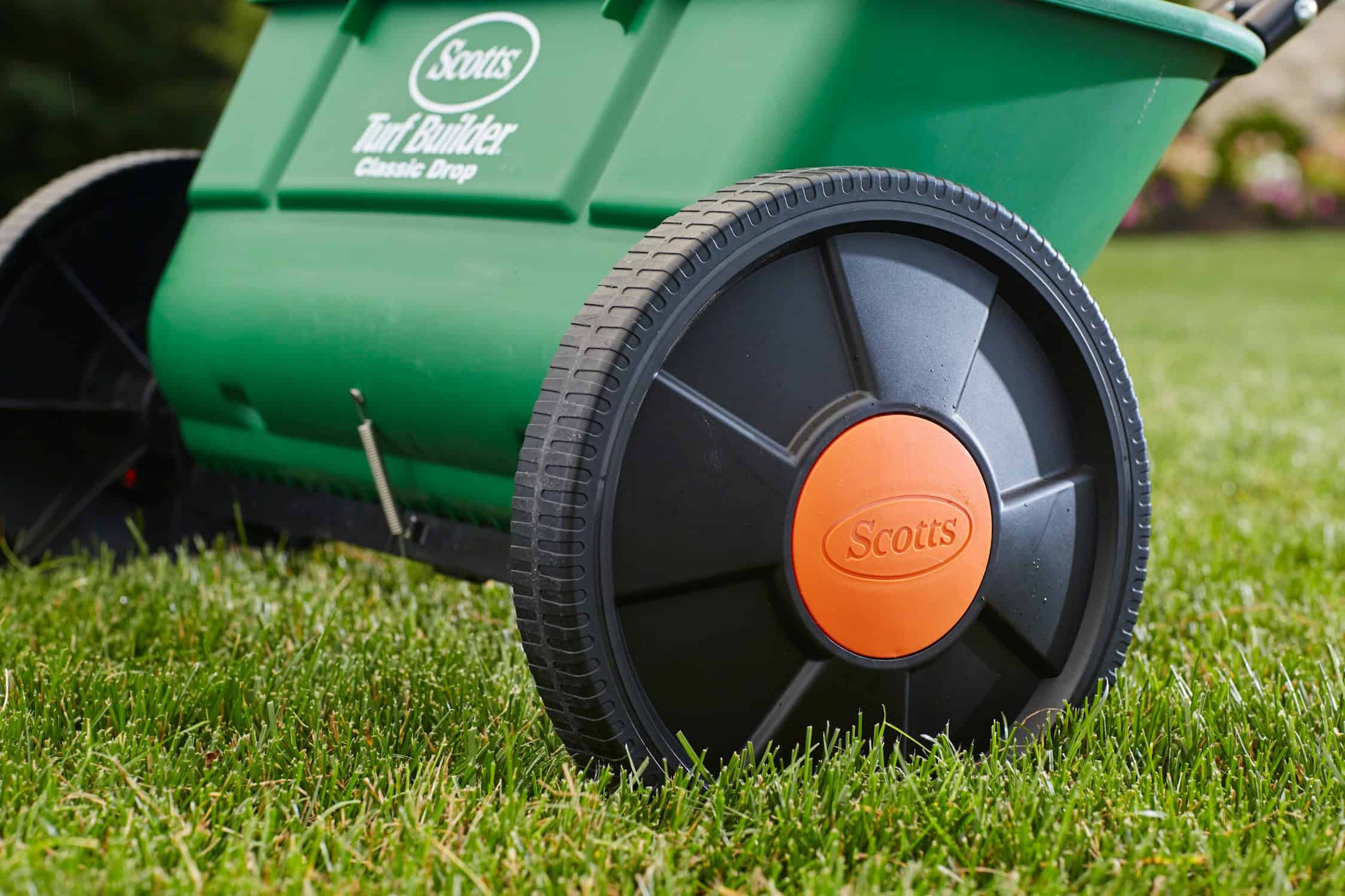 2025 Esparcidor de caída Scotts Turf Builder Classic de 32 lb