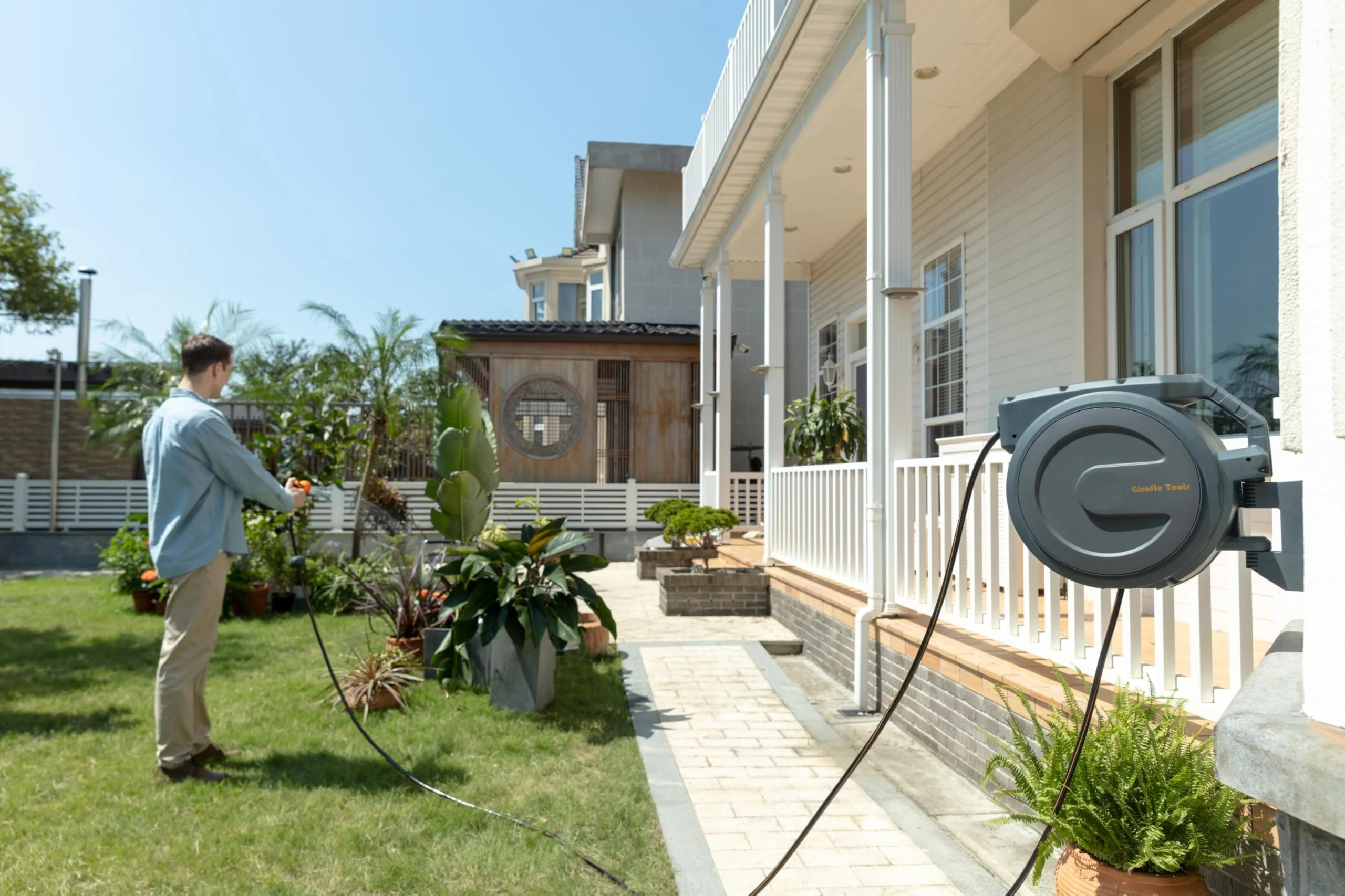 2025 Caja de Manguera de Pared Automática Giraffe Tools 35 m + 2 m, Enrollador de Manguera Giratorio 180°, con 7 Boquillas Ajustables y Manguera de Conexión