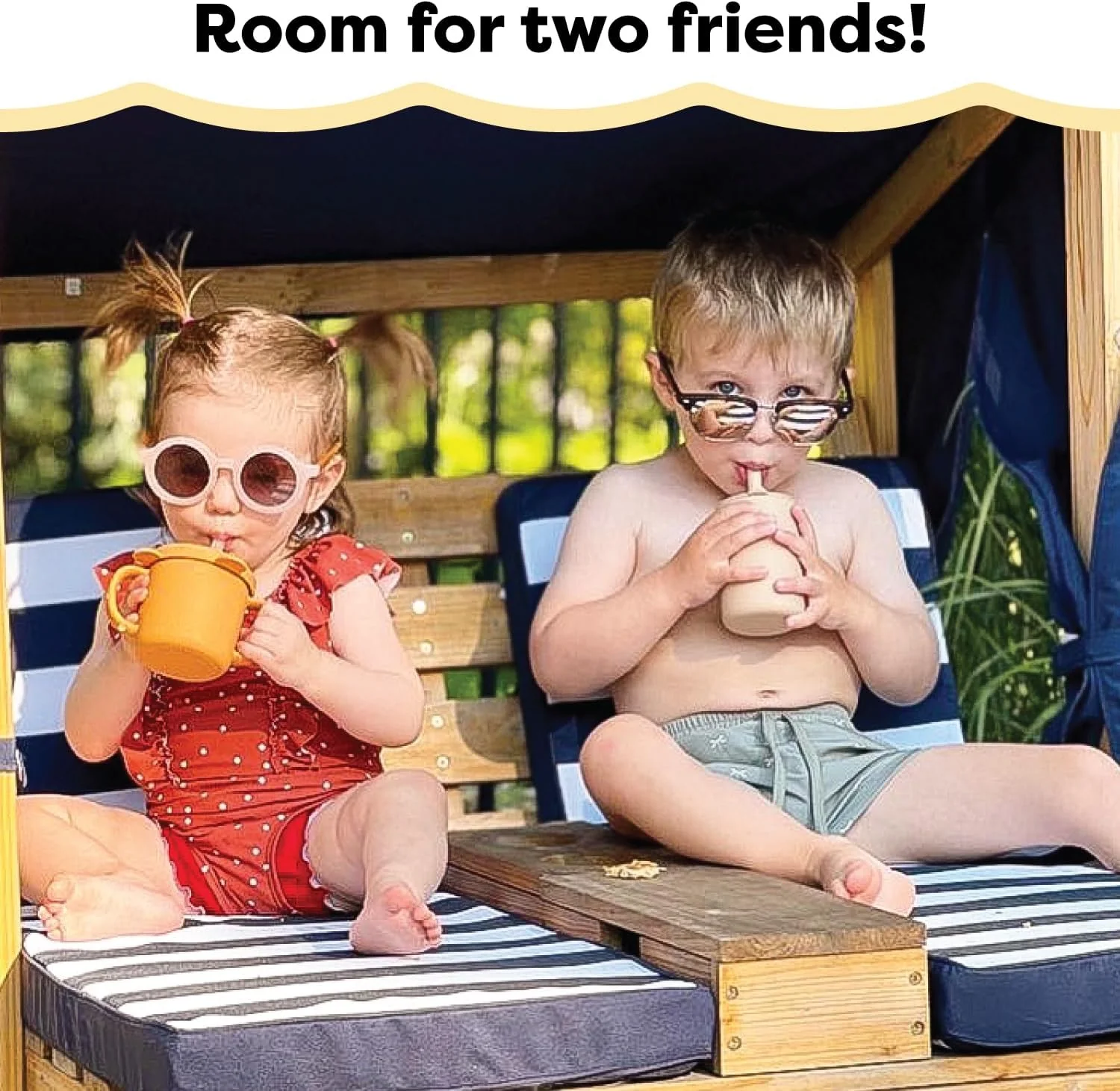 Tumbona Doble de Madera para Niños KidKraft con Porta Vasos, Muebles de Jardín para Niños, Color Miel con Tela a Rayas Azul Marino y Blanco, Regalo para Niños de 3 a 8 Años