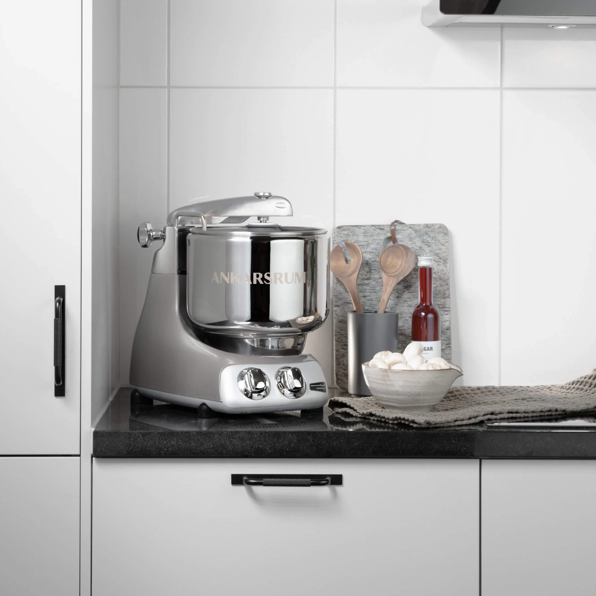 2025 Ankarsrum Assistent Original 6230 – robot de cocina versátil con diseño retro, bol de acero inoxidable 7L, motor de 1500W, accesorios completos, fabricación artesanal sueca, garantía de 7 años