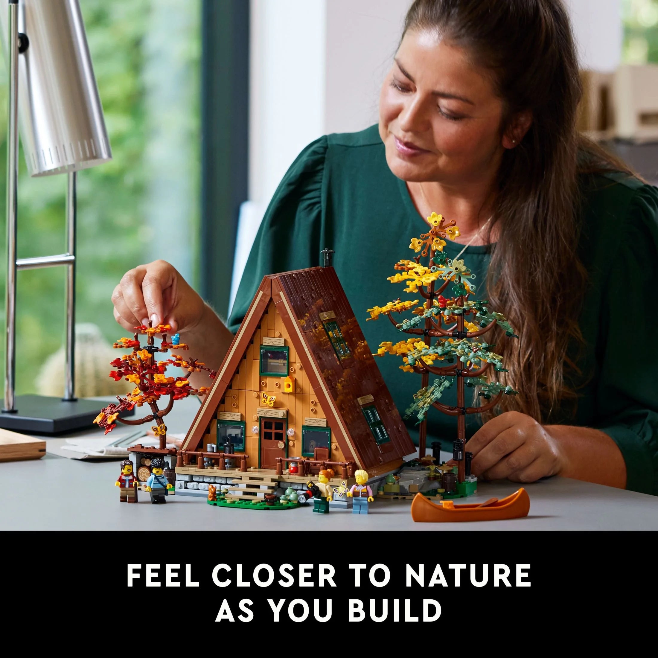 LEGO Ideas Cabaña A-Frame 21338 – Set Coleccionable para Exhibición, Kit de Modelo Construible para Adultos, Regalo para Amantes de la Naturaleza y la Arquitectura, Incluye 4 Minifiguras Personalizables y 11 Figuras de Animales
