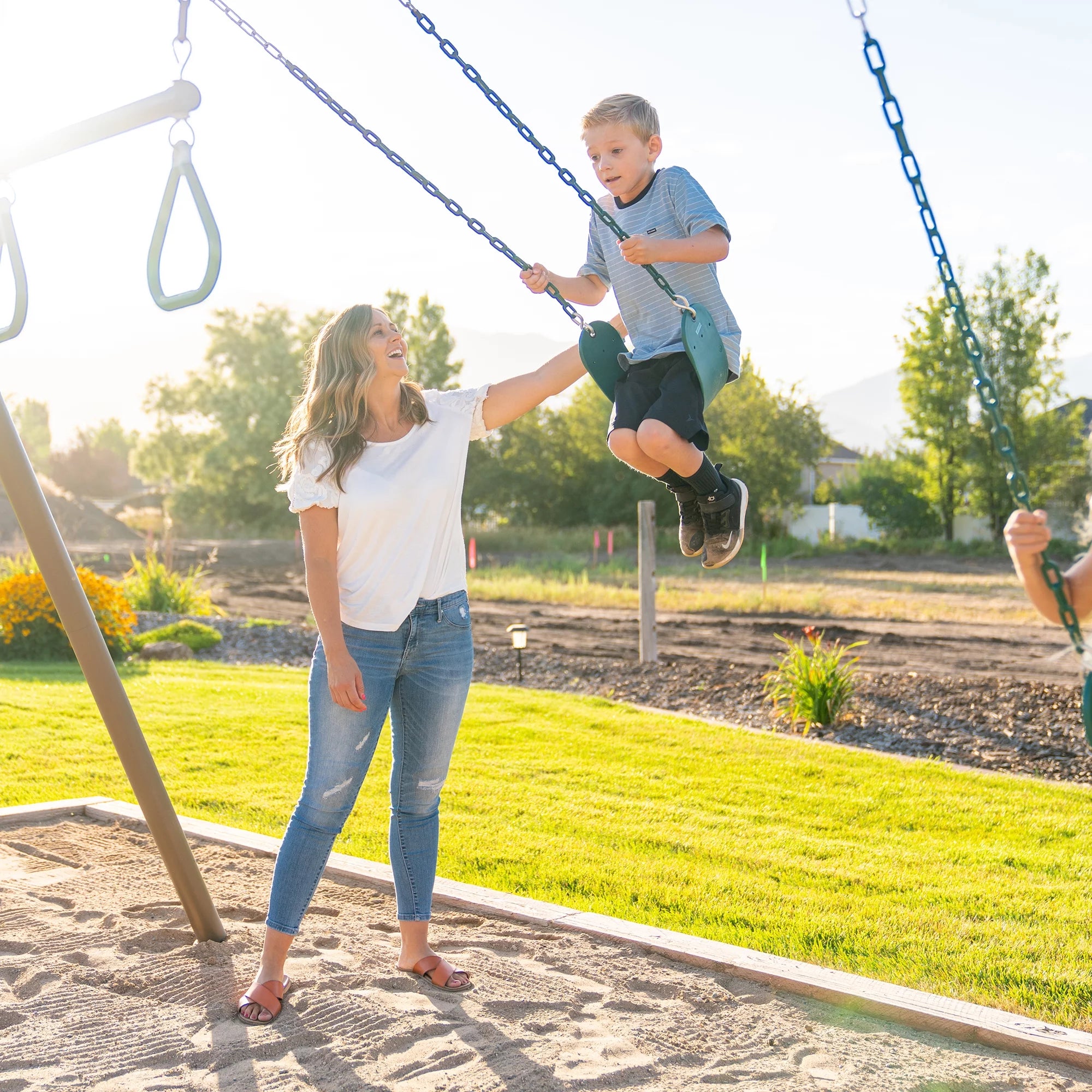 2025 Swing Set Metálico para Niños Lifetime con 2 Columpios y Barra de Trapecio – 9 pies (91137)