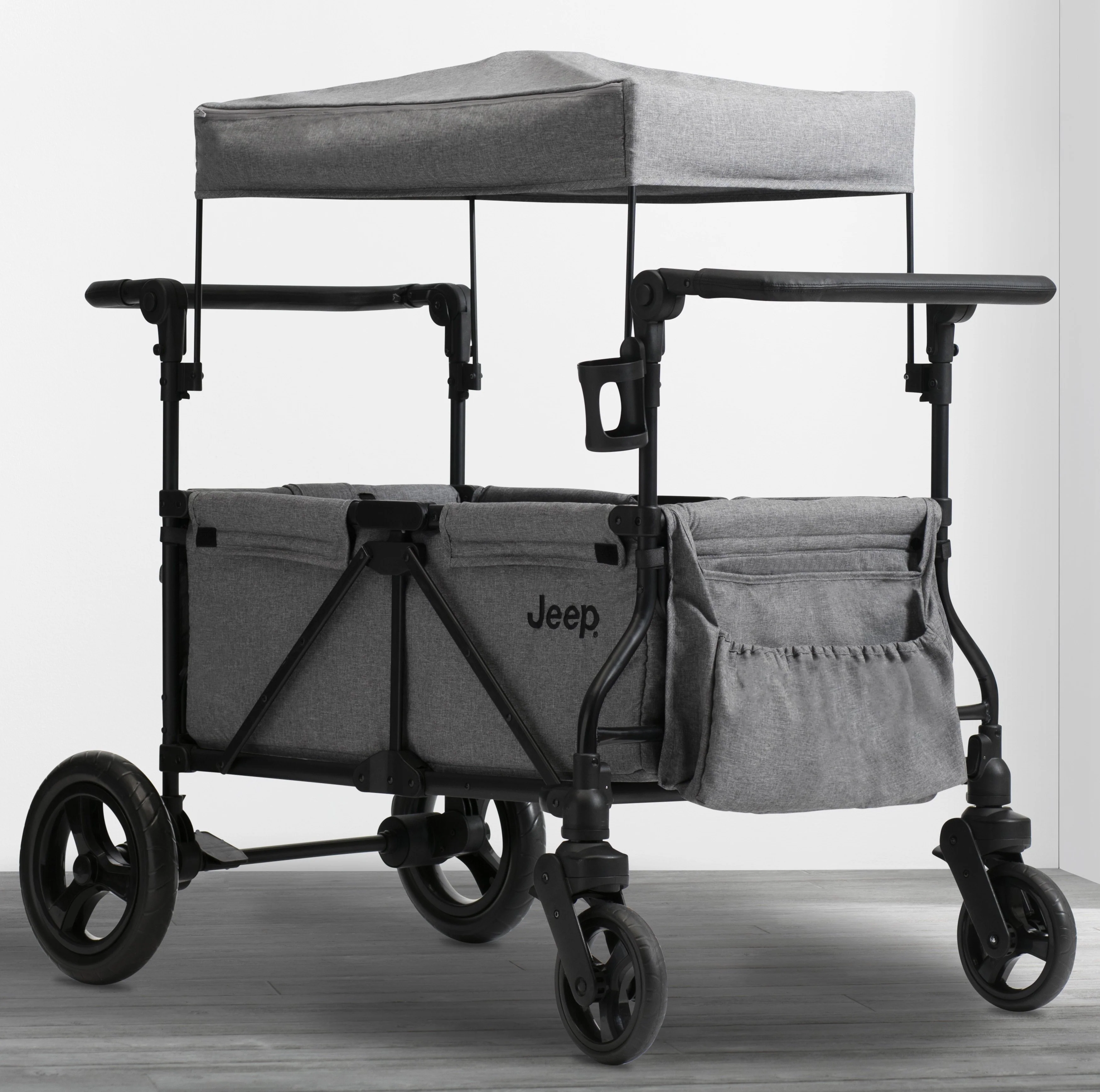 2025 Jeep Wrangler Stroller Wagon de Delta Children – 3 Modos: Portabebés, Cochecito y Carrito, Suspensión, Capota UV, Compatible con Sillas de Auto, Almacenamiento Múltiple, Manillares Ajustables