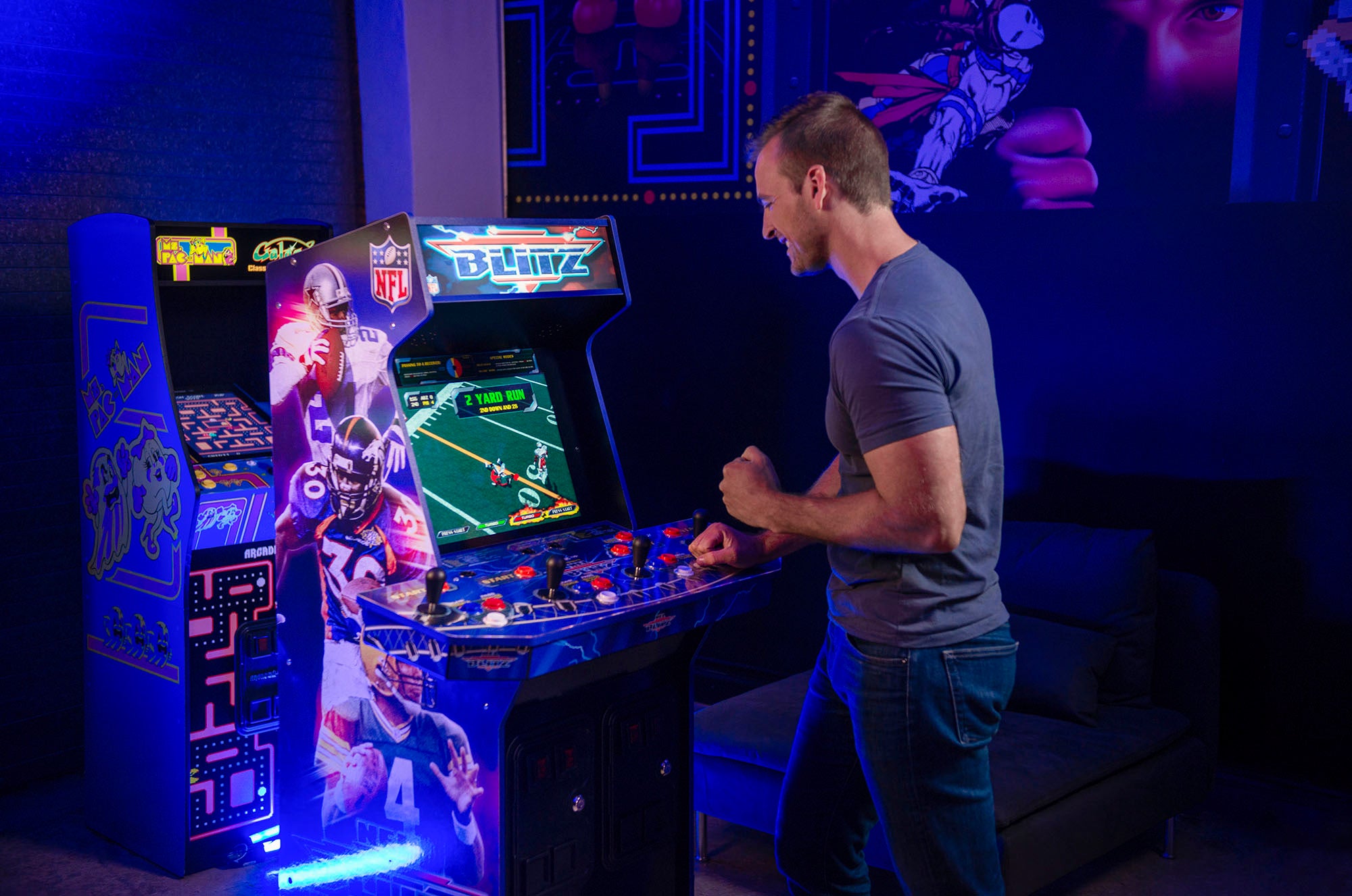 Arcade1Up – Máquina Arcade NFL Blitz con Base Elevadora y Marquesina Iluminada – Multicolor